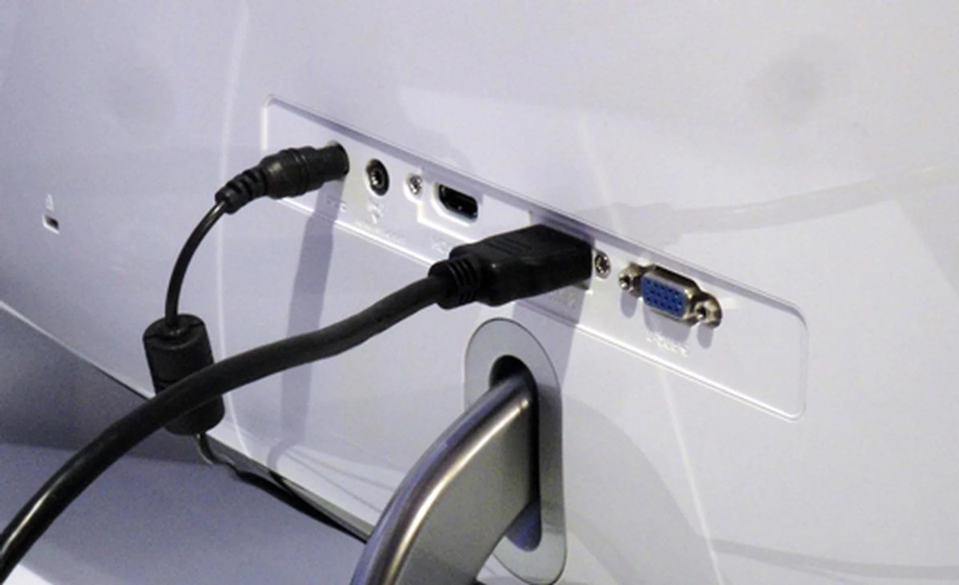 The Moda has one VGA input and two HDMI inputs. Oddly for a PC monitor, it forgoes DVI connectivity and doesn't offer the new DisplayPort connection either.