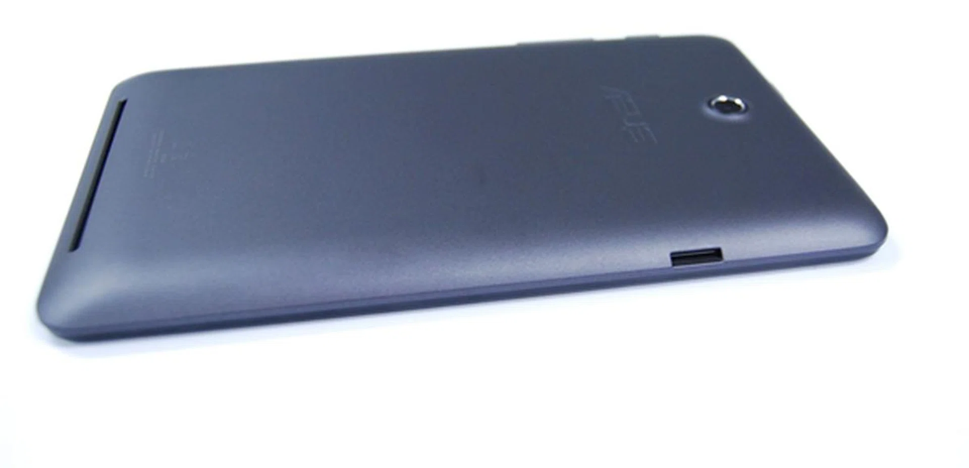 The blue and gray model of the MeMO Pad HD 7 have a matte back surface, which is less likely to be marred by fingerprints and smudges.