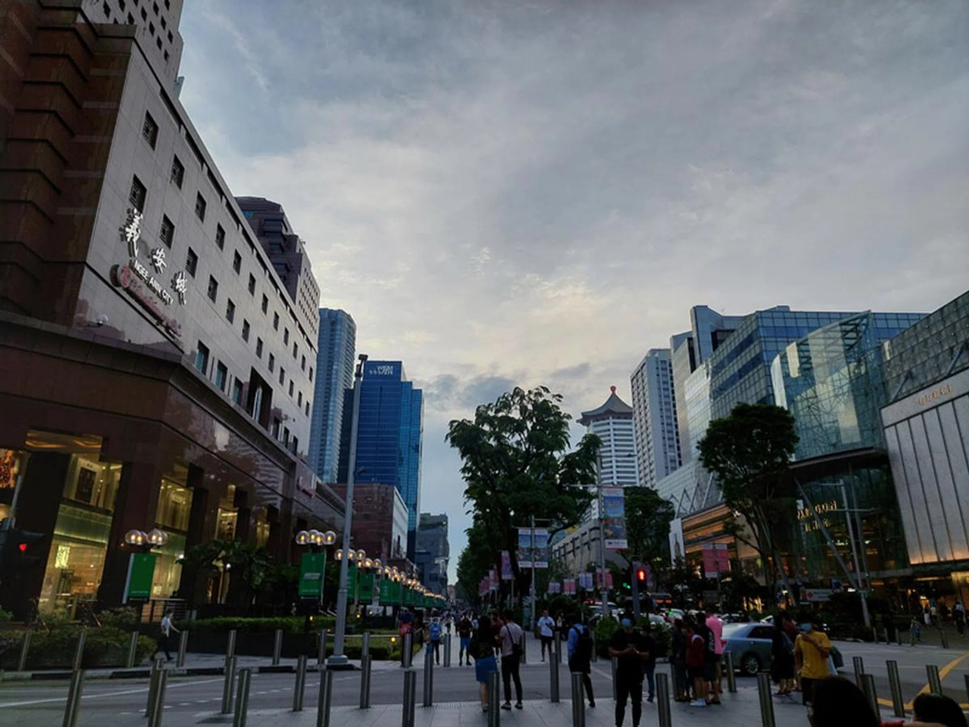 (ƒ/1.8 1/526 5.23mm ISO40)