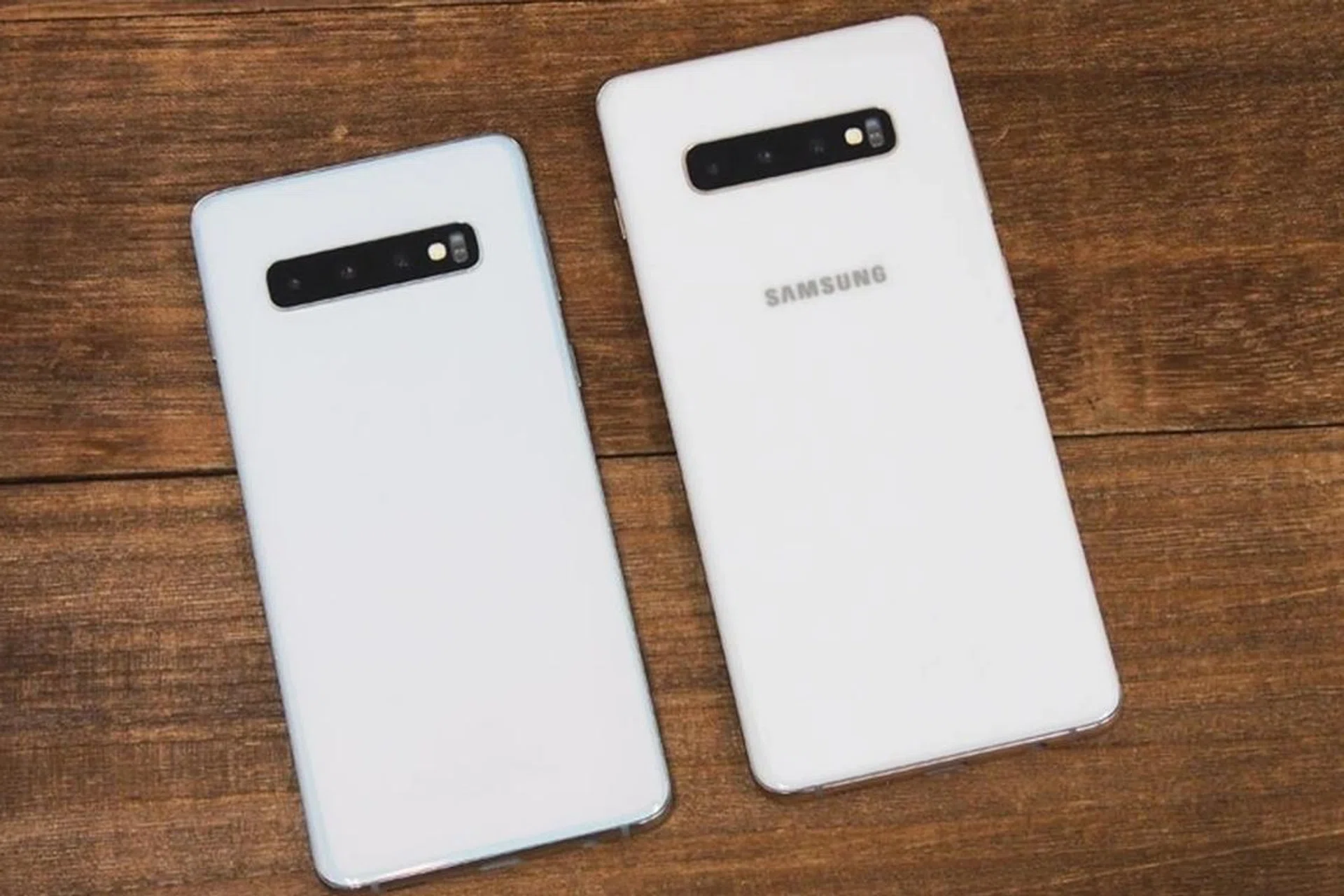 The rear of the Samsung Galaxy S10 and S10+.