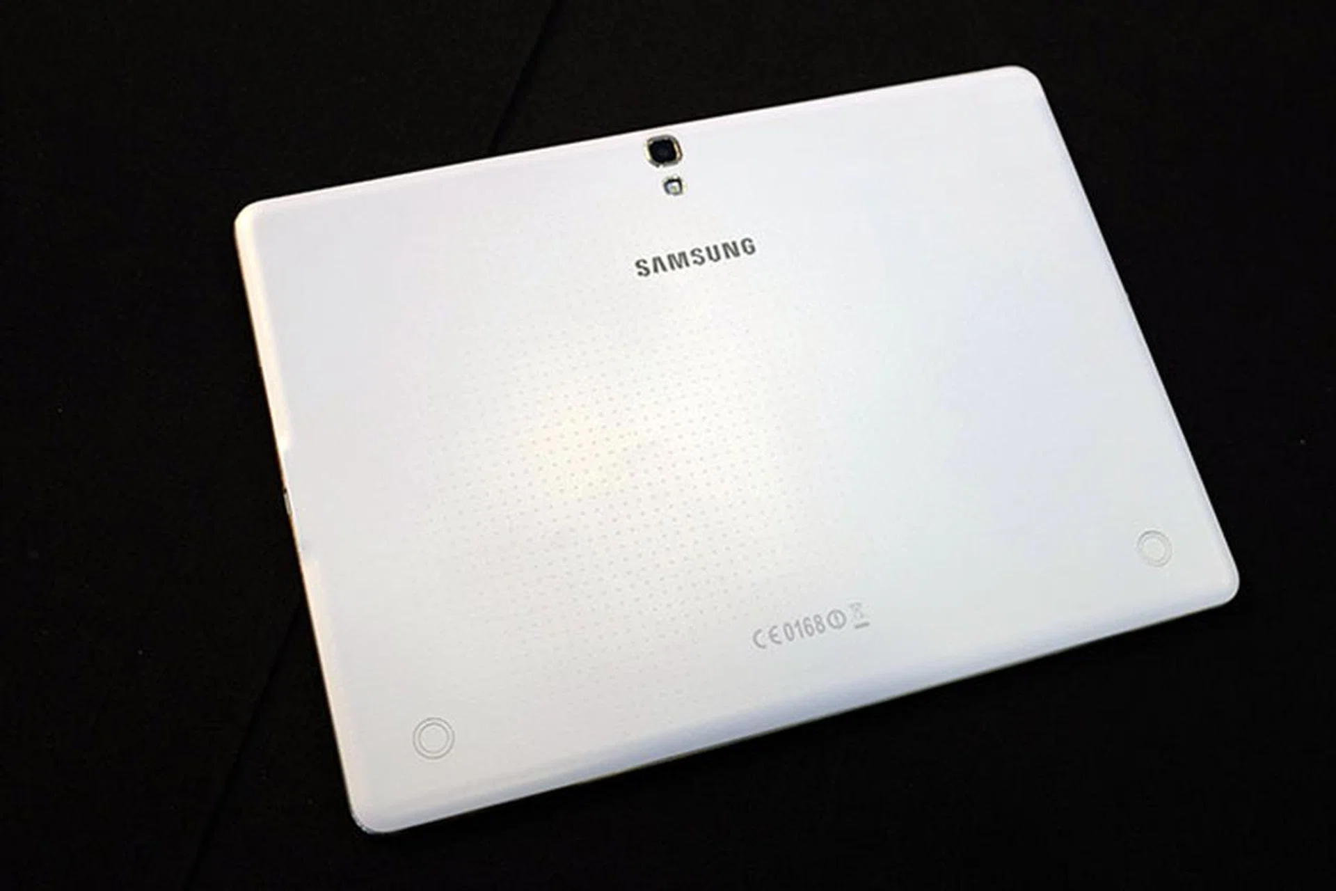 Despite the difference in name, the Dazzling White looks pretty much identical to the S5's Shimmery White.