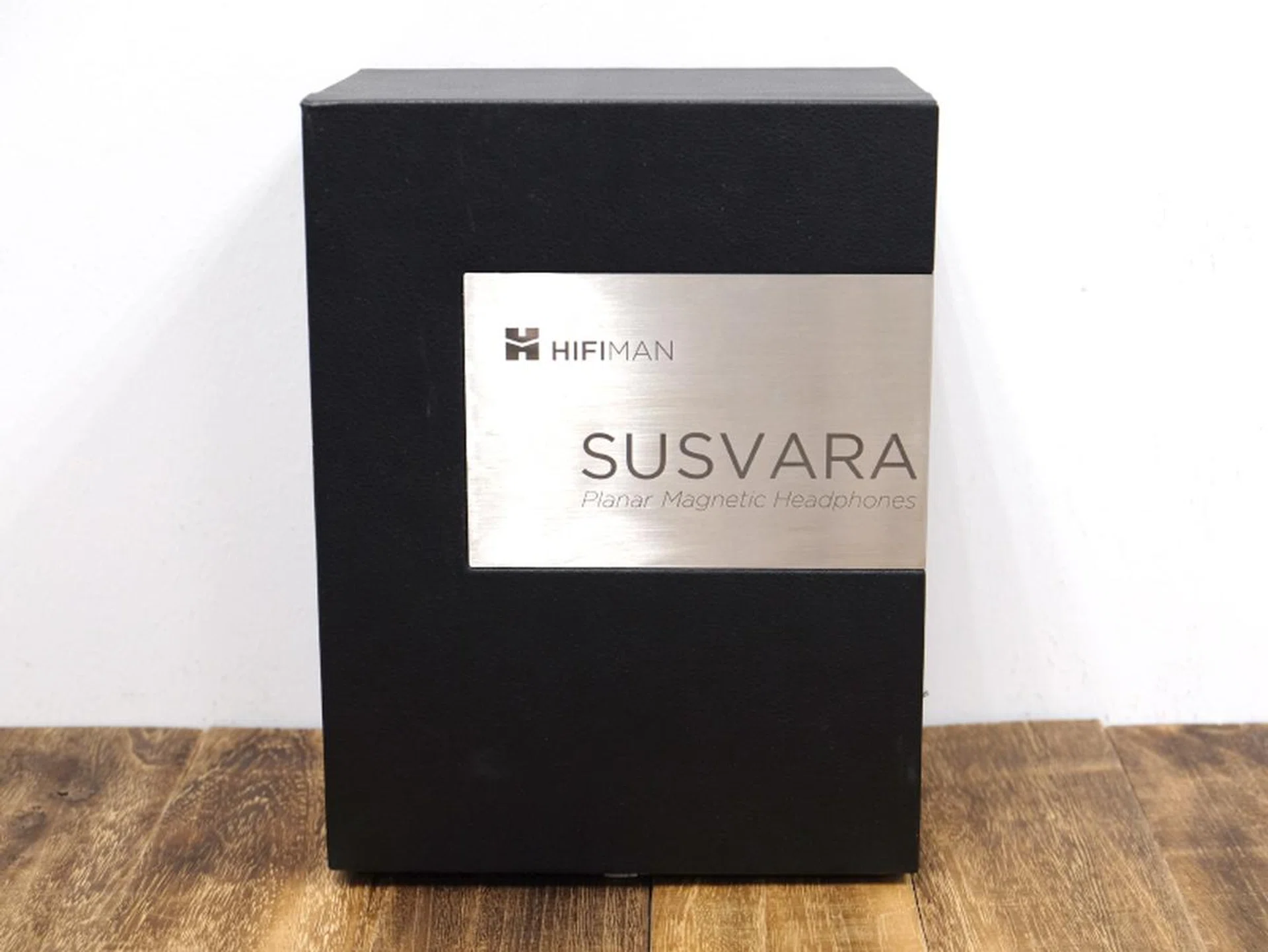 The Susvara comes in a stylish black box.