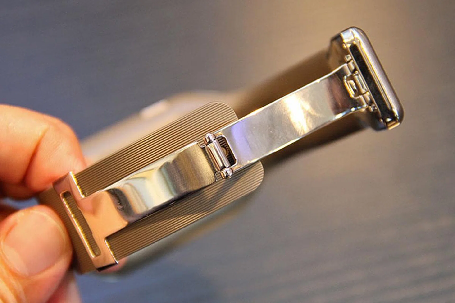 The Galaxy Gear utilizes a metal fold-over clasp.