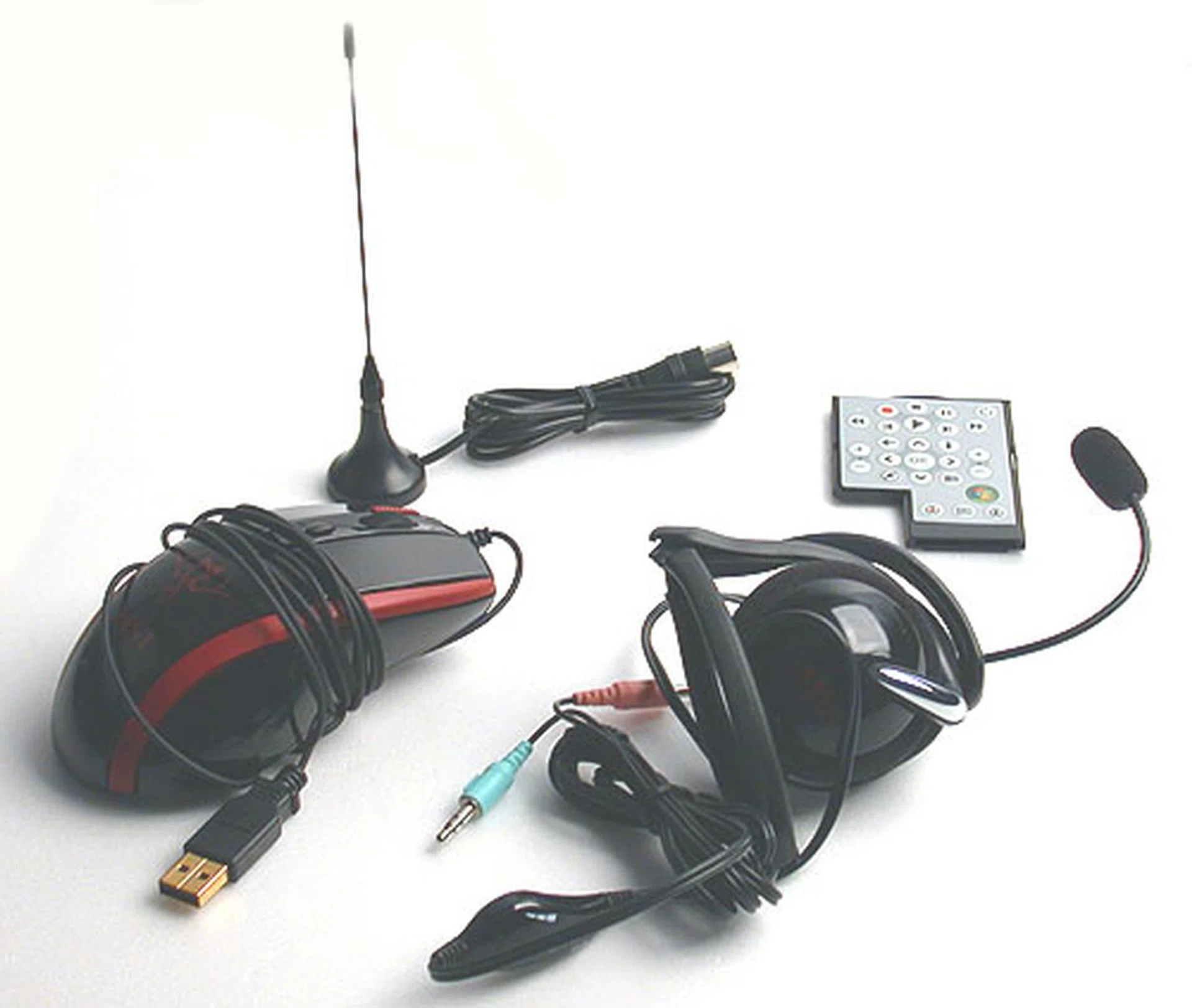 Some of the accessories that we found in our package include a mouse, remote control, antenna for the TV tuner and a pair of headphones. Apparently, there's also a backpack for the GX600 shown on MSI's website.