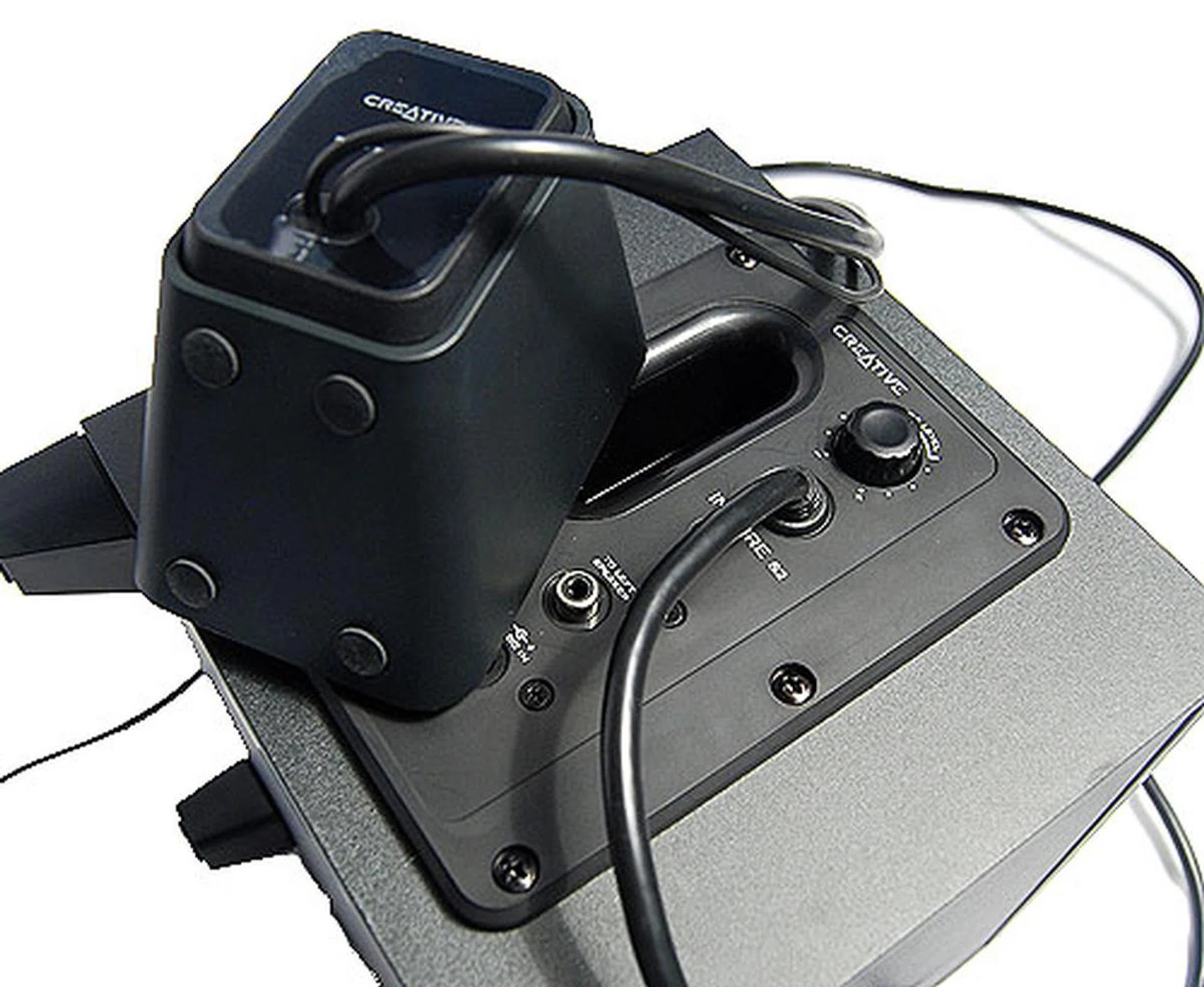 It's annoying that Creative couldn't have made the right satellite and subwoofer detachable from one another, making the Inspire S2 a hassle to setup.