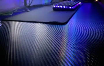 Check out the carbon-fibre. Image courtesy of Tableholic. 