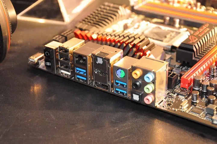 Giving emphasis on the integration of a Thunderbolt port, ASUS has distinctly placed it near the corner of the board where the PS/2 port is normally located. In the case of the Maximus V Extreme, the PS/2 port is placed near the audio connectors.