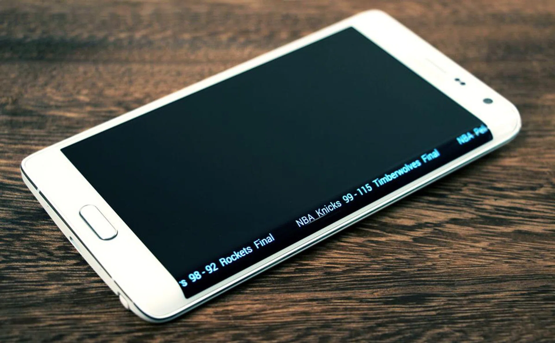You can activate the curved part of the screen independently to discretely check notifications and news feeds.