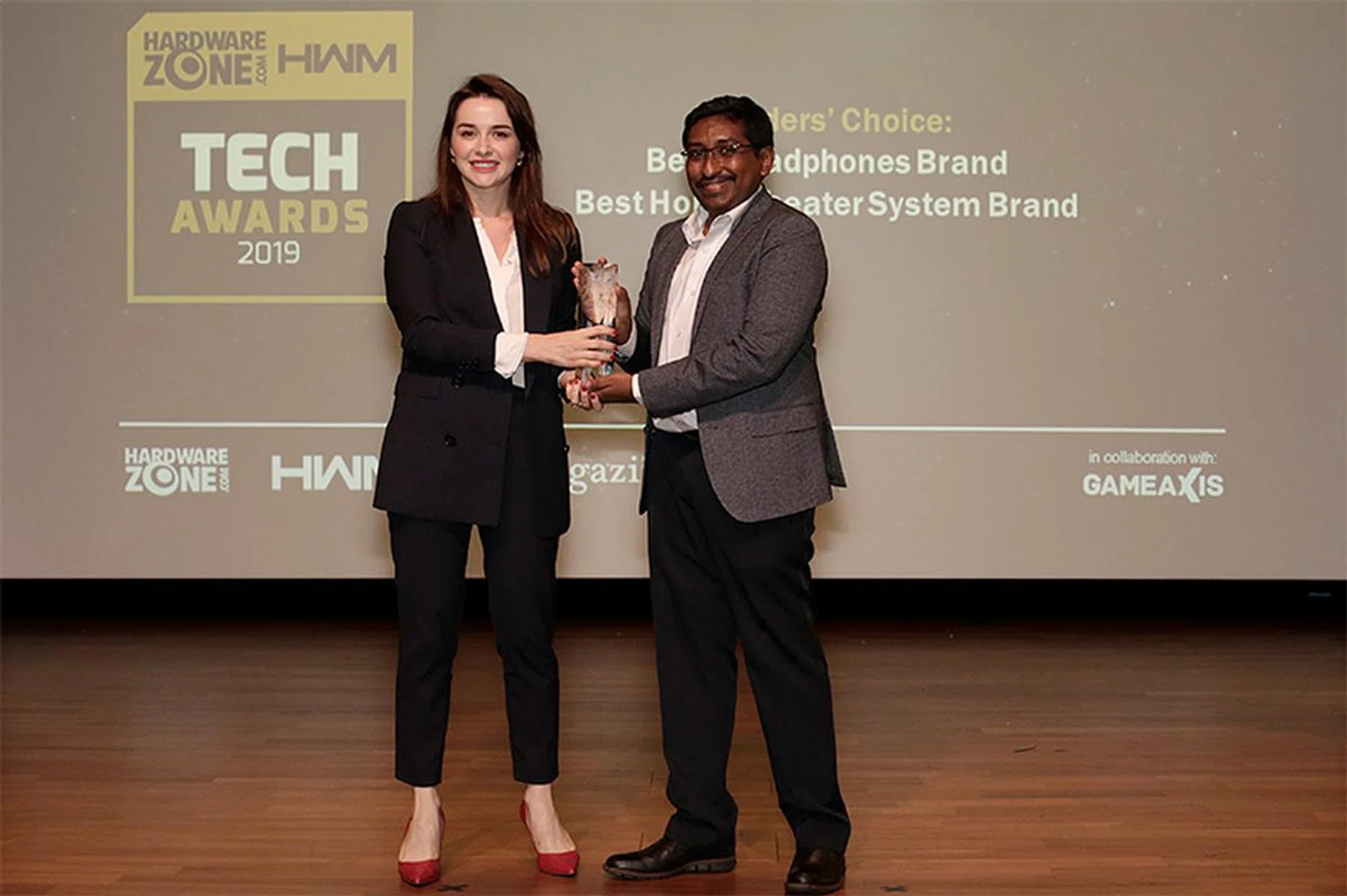 Bose is the winner of 2 Readers' Choice awards: Best Headphones Brand and Best Home Theater System Brand. Accepting the trophy here is Ms. Victoria Yustinovich, Head of Marketing (SEA), Bose Corporation.
