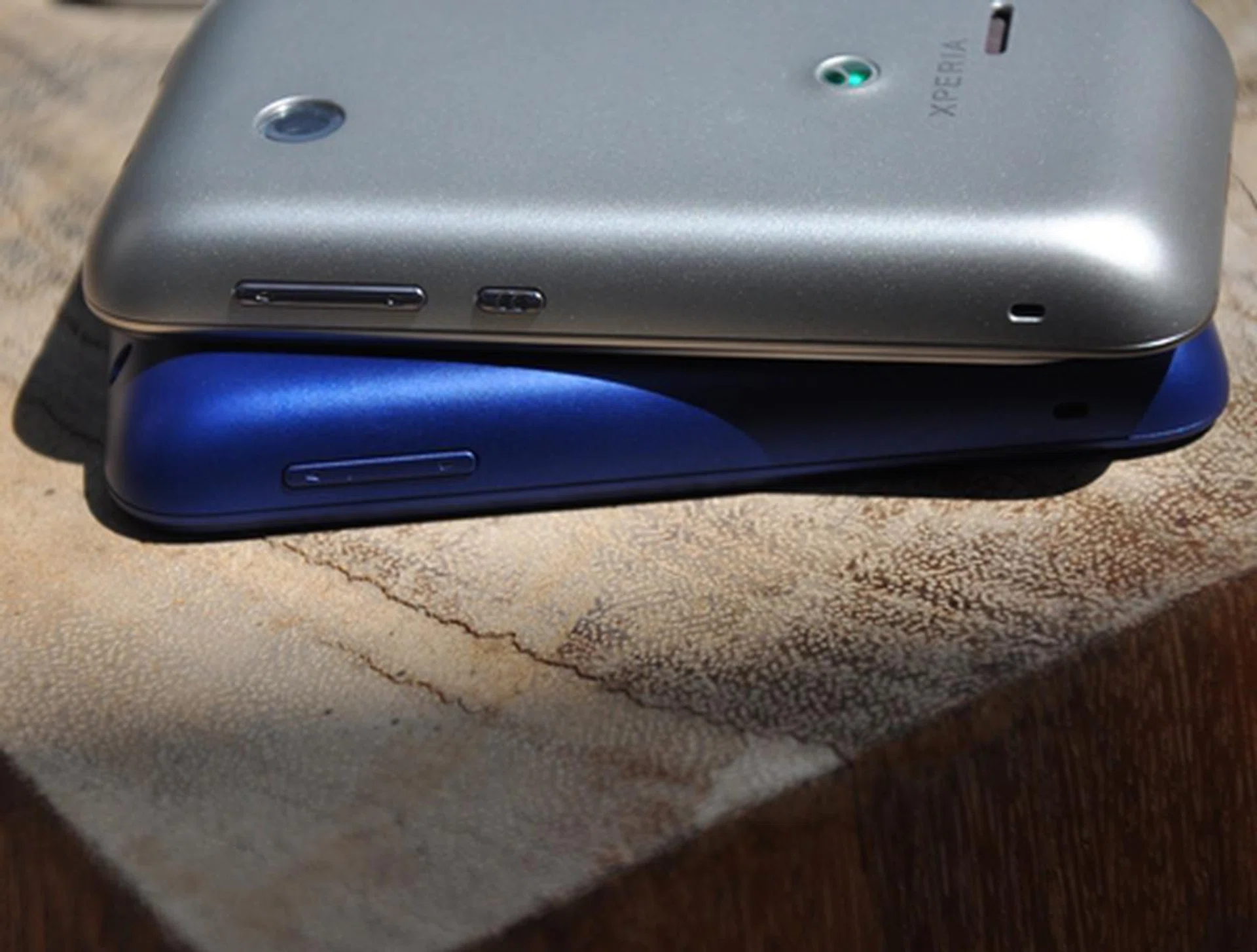 The button located beside the volume controls enables you to switch between the two SIM cards in the Xperia Tipo (dual-SIM), as well as differentiates between both dual-SIM and single SIM versions. Quite handy, isn't it?