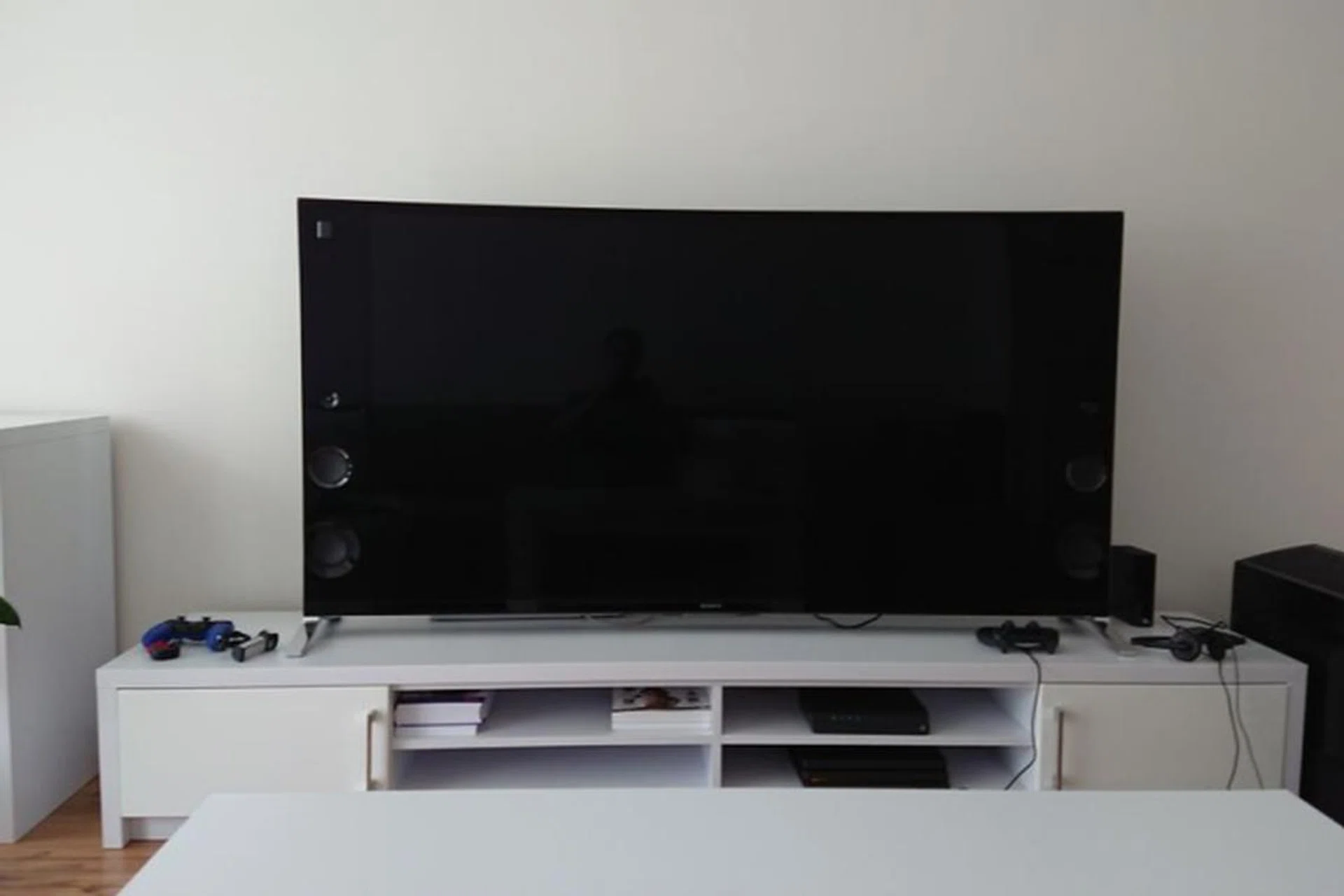 In case you're wondering, this is not a curved TV. Photo taken on the Sony Xperia XZs or XZ Premium.<br>Image source: xperiablog