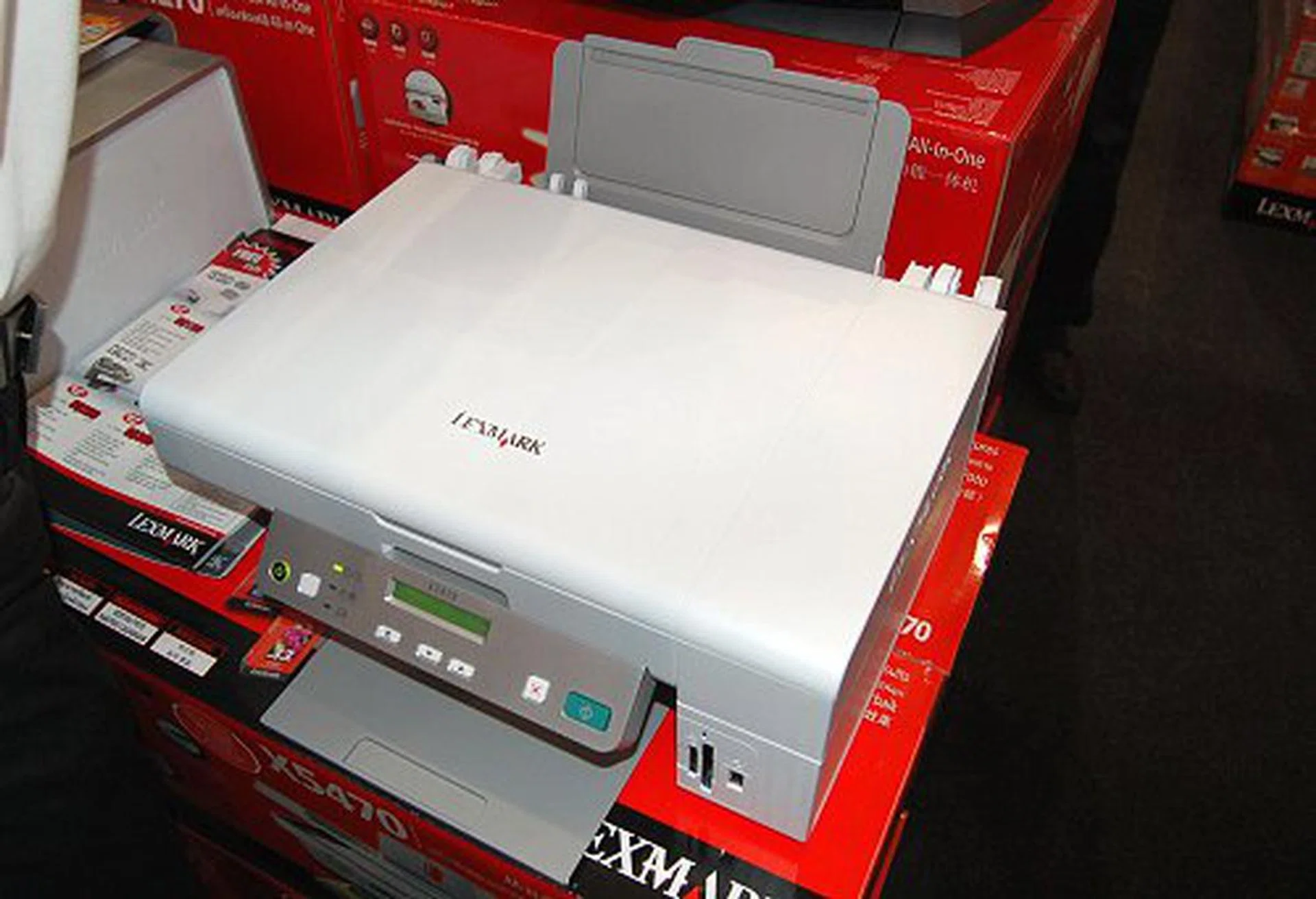 Lexmark has some great offers on All-in-One printers that will surely make your day. The X3470 can print, copy, scan, connect via Pictbridge and even comes with memory card slots. Preview photos with the photo proof sheet and experience speedy 17ppm black and color printing up to 4800 dpi quality. The X3470 is on sale at Sitex for only S$139. 