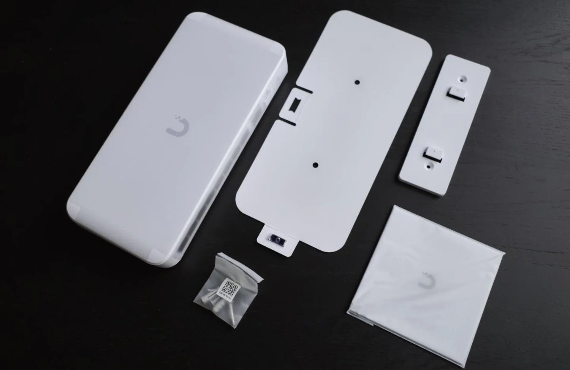 Apart from the switch itself, you get a set of mounting screws, a wall mount bracket, as well as a handy wall mount template that also comes with a built-in leveler. Photo: HWZ