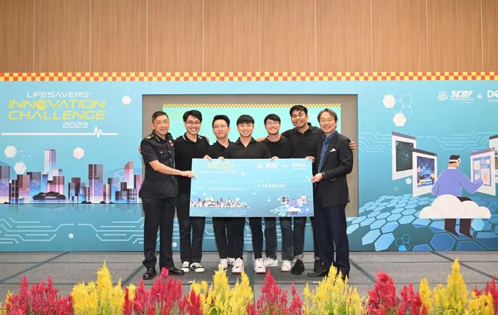 Team Hack _ Hose with the grand prize of $10,000 joined by SCDF Deputy Commissioner (Strategy and Corporate Services), DC Teong How Hwa (far left) and Vice President and Managing Director for Dell Technologies Singapore, Andy Sim (far right). Image source: Dell. 