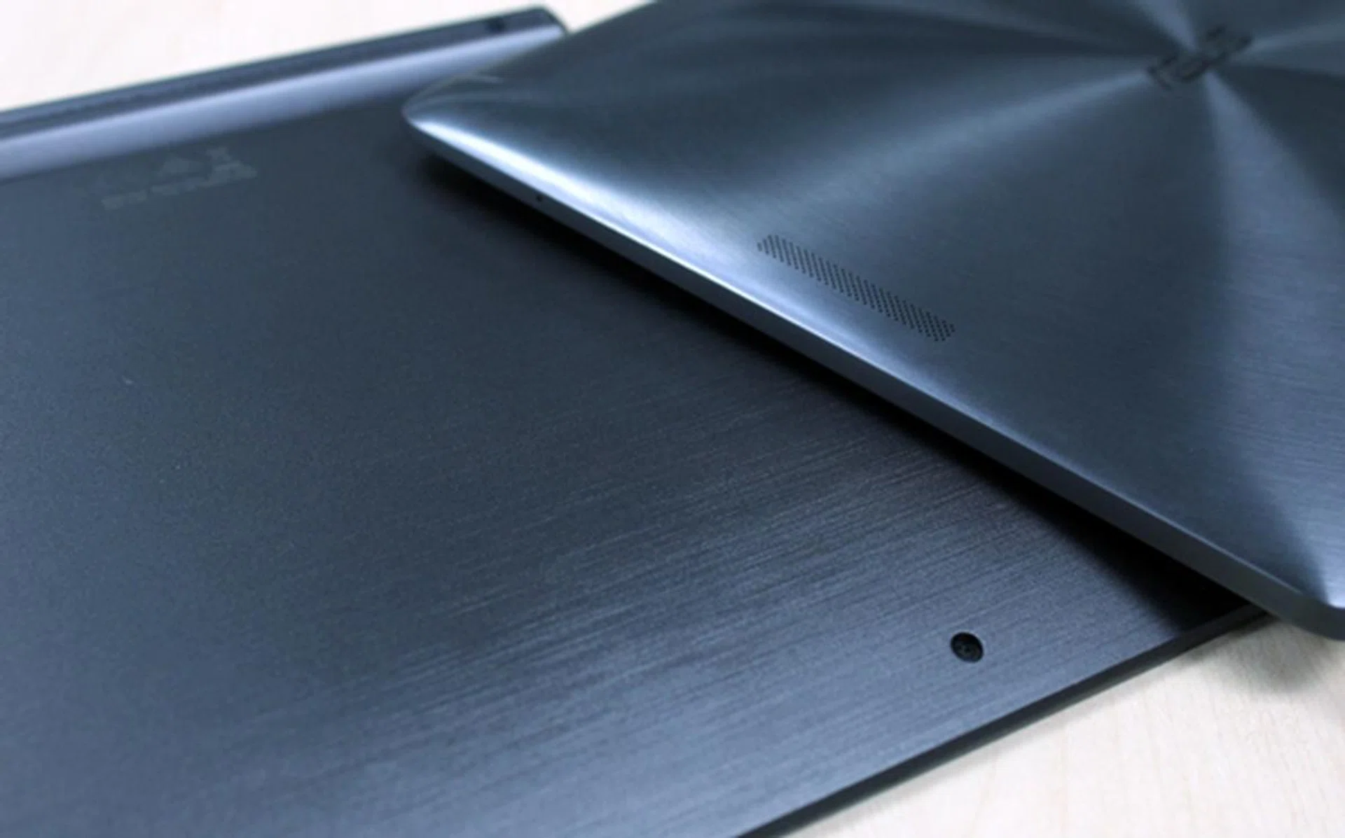 The rear of the keyboard mobile dock (left) may look metallic, but it is actually made of plastic.