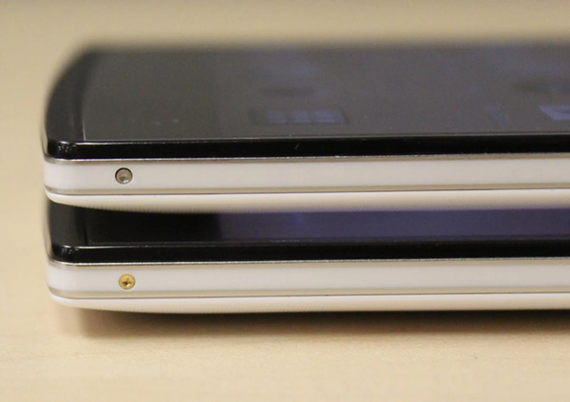 The silver inset (top) is the Oppo Find 7A while the gold inset (bottom) is the Oppo Find 7.