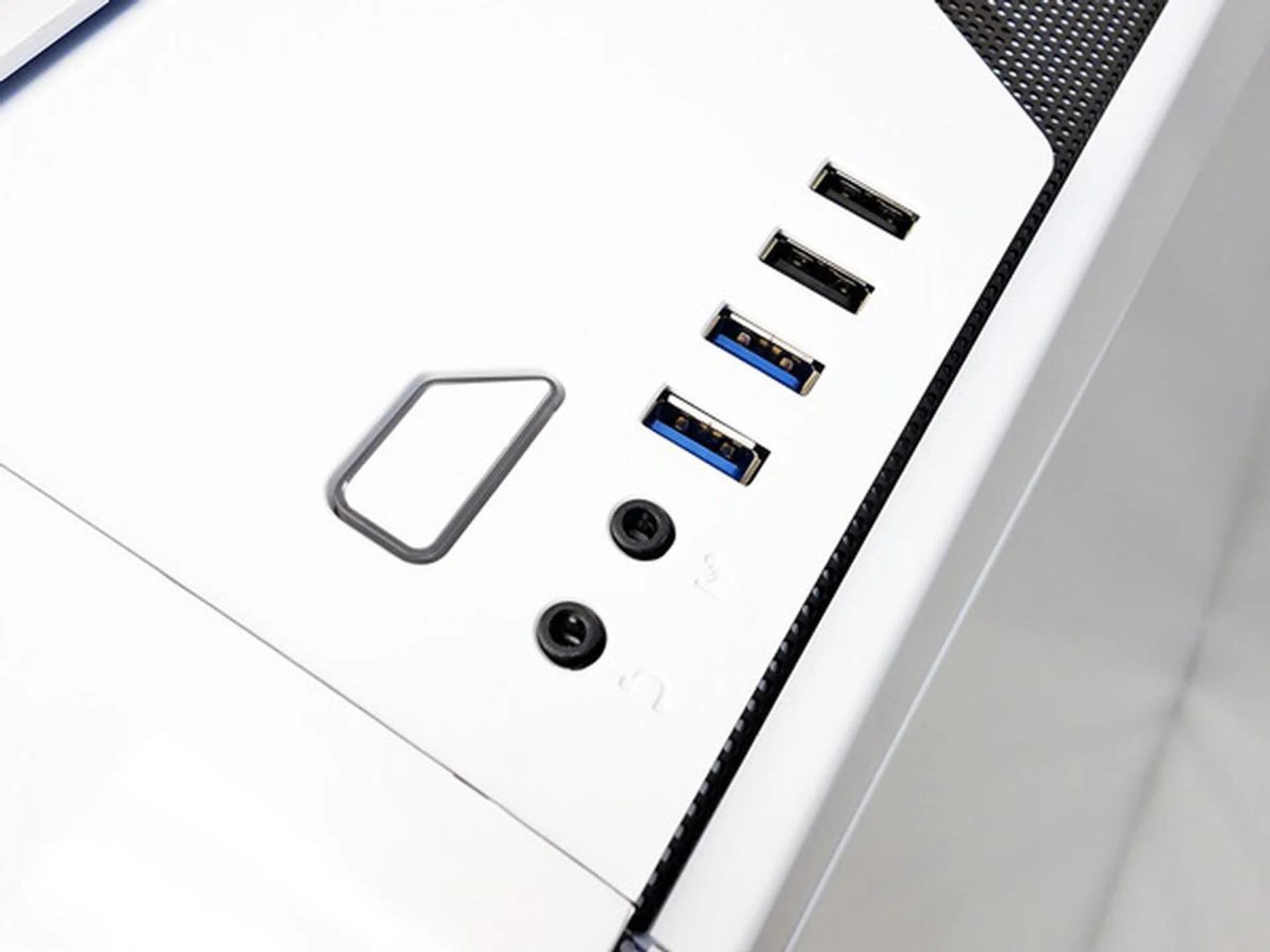 There's a pair of USB 3.0 ports (in blue), and the other, USB 2.0 ones (in black). The power button is set flushed to the top panel but there isn't a reset button.