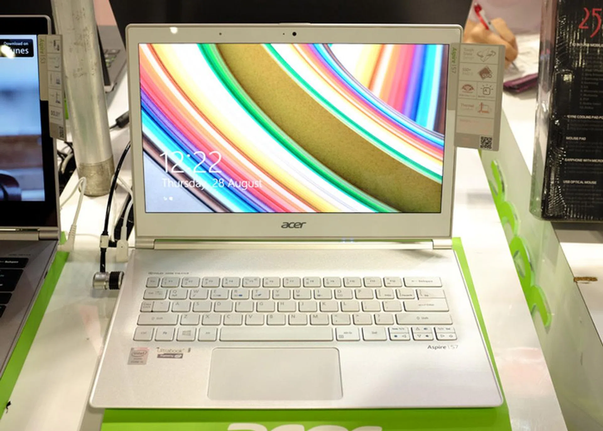 This Acer S7 Ultrabook has a 13.3-inch touchscreen display, and is powered by an Intel Core i5-4210U processor, with 8GB RAM, and a 128GB SSD, Its sleek white chassis is protected by a Gorilla Glass 3 lid. It can be had at Comex for just $1,798.