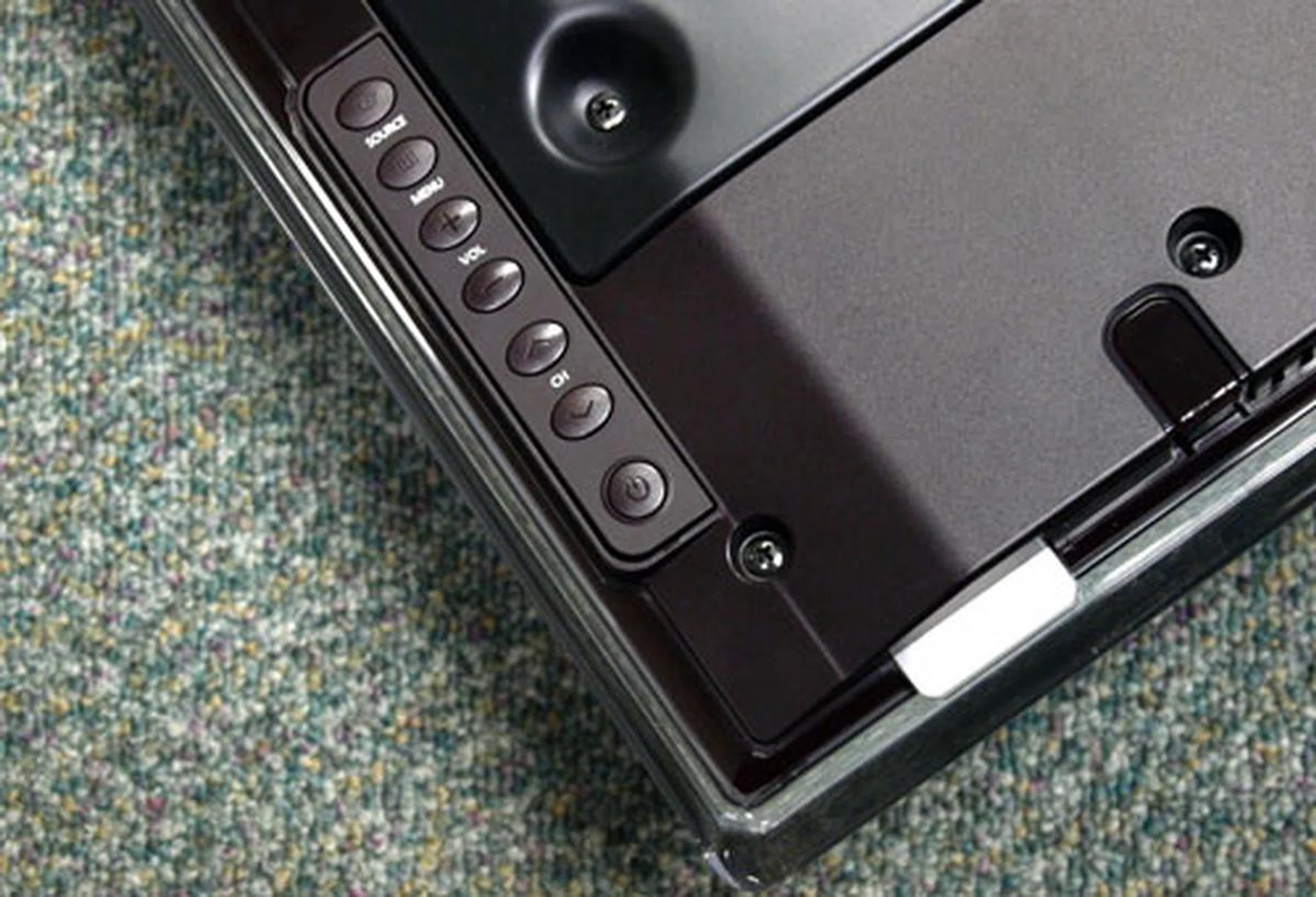 Contrary to Samsung's love for touch-sensitive buttons, this LED model comes fitted with hardware buttons instead. It's not entirely surprising when you think of it, given the slim bezel Samsung has to work with. Basic controls such as channel selection and volume control are planted just behind the right edge of the panel.