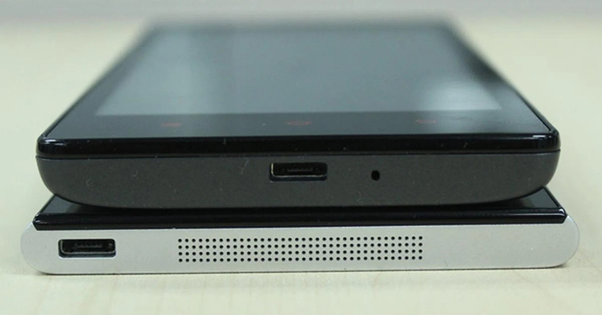 The Xiaomi Mi 3 has a flatter design compared to the Redmi which has a slightly tapered back. 