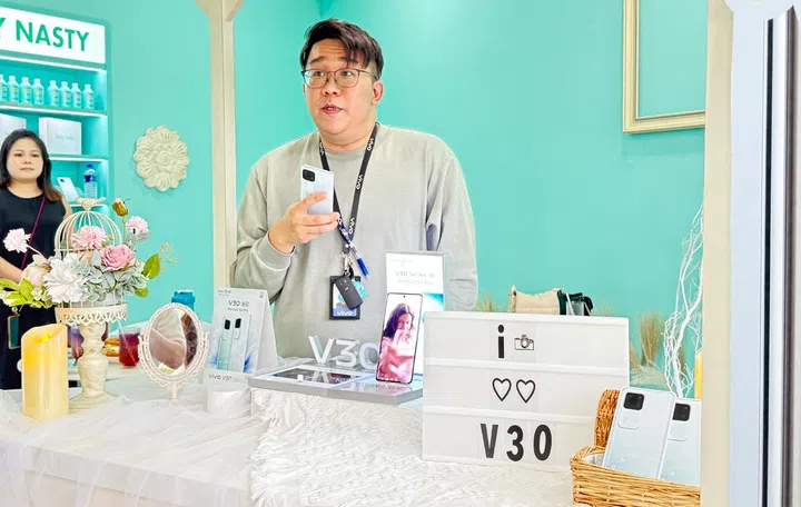 Vivo V30 product demonstration.