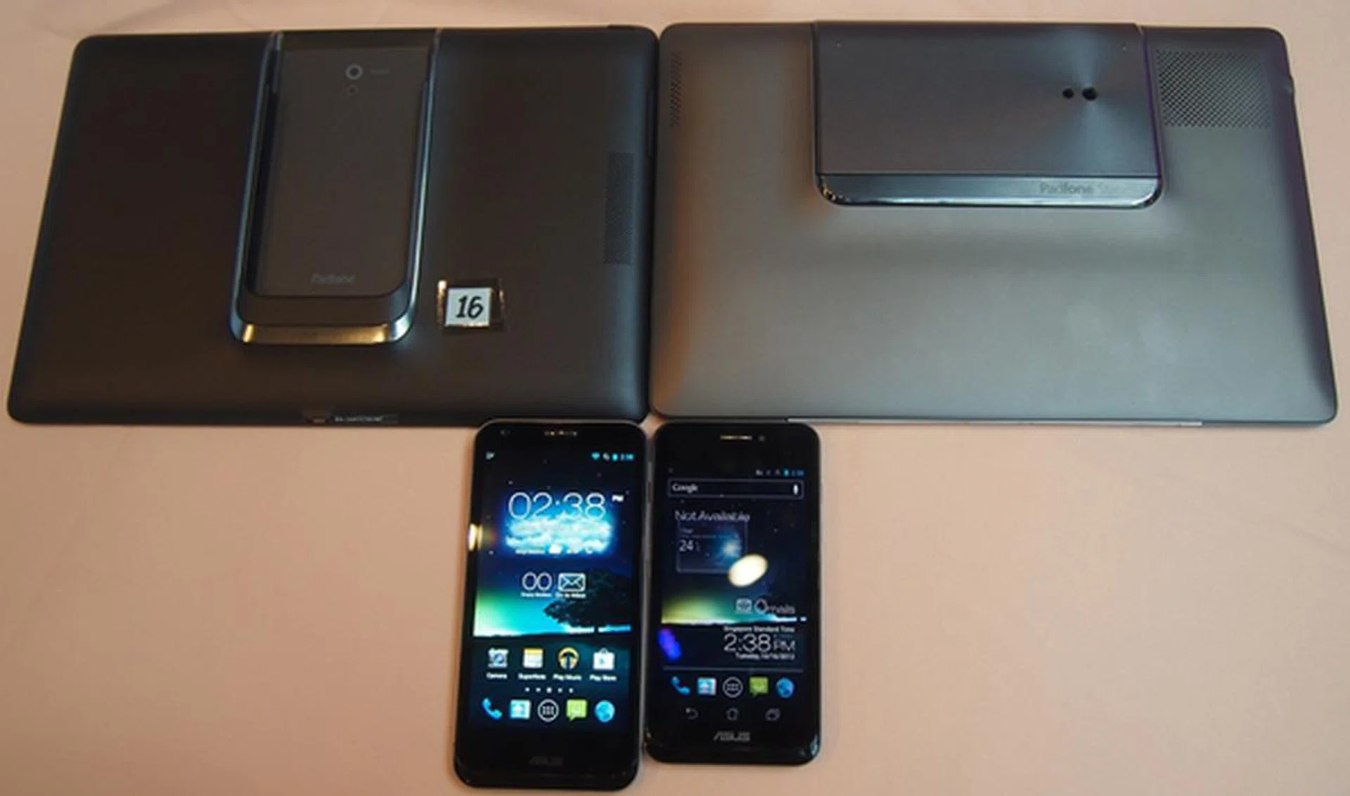 To maintain a sleeker and lighter design, the new PadFone 2 Station (left) carries a 5,000mAh battery pack in its chassis, which is lower than the 6,600mAh battery pack in its predecessor (right).