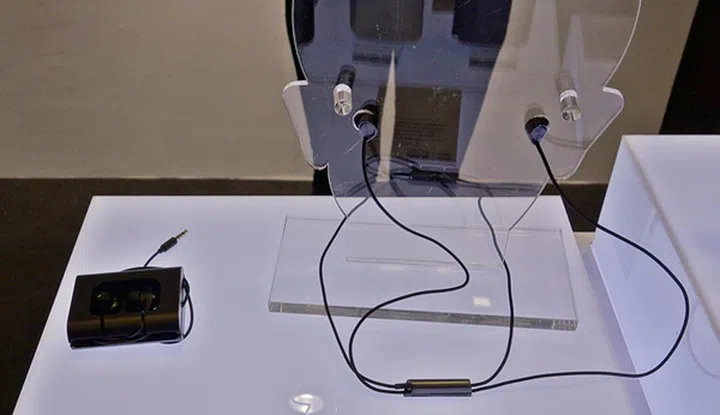 (Left) ASUS ZenEar; (Right) ASUS ZenEar S