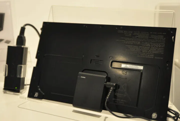 The optional sheet battery that will cost you S$249, and will effectively double your notebook's battery life. 