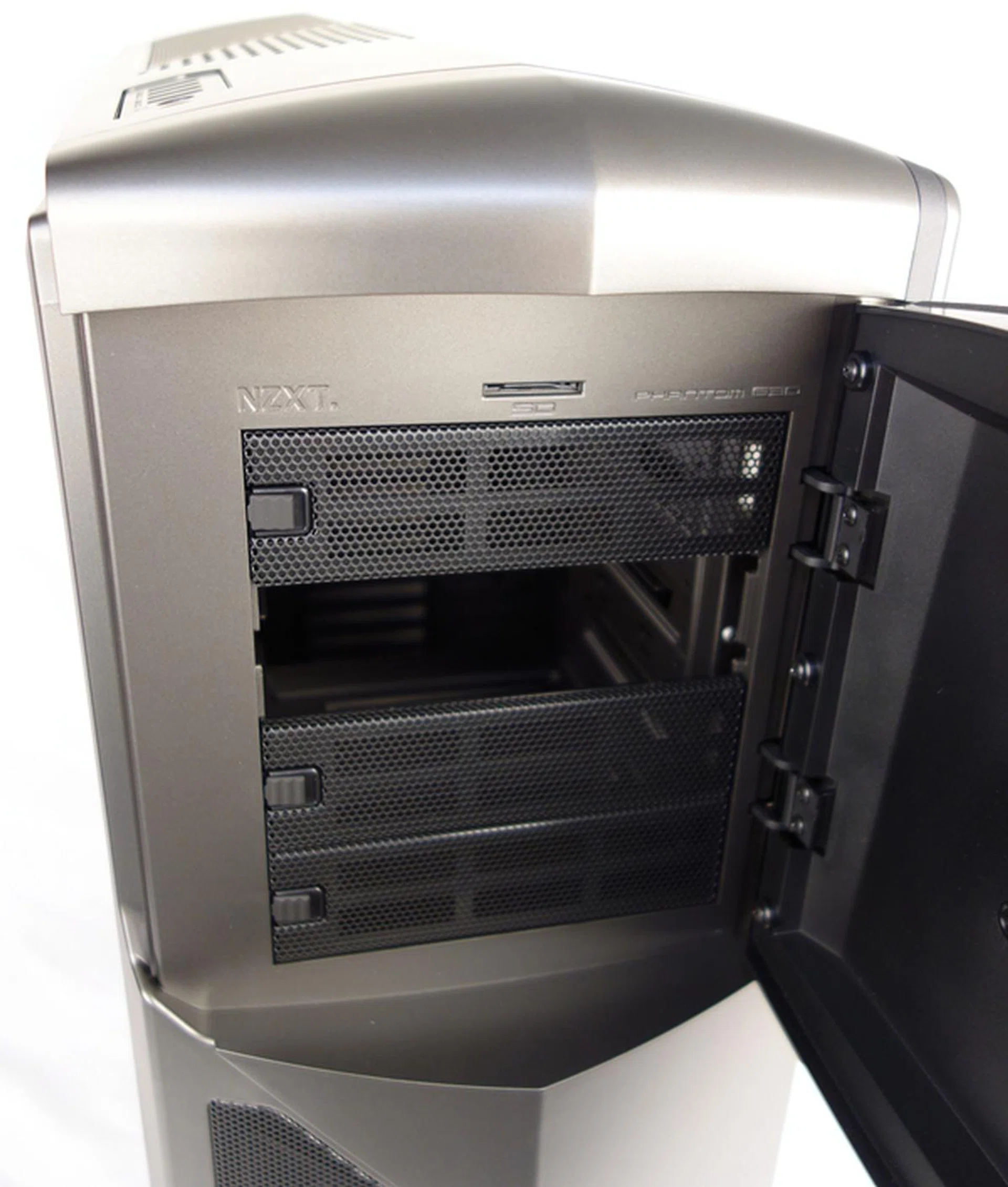 Behind the front panel door lies four 5.25-inch drive bays. We need not bash out any mesh covers as the drive bay cover is easily removed with a quick push of its rubber release catch. Note the SD card reader above the bays which supports SDHC and SDXC card types.
