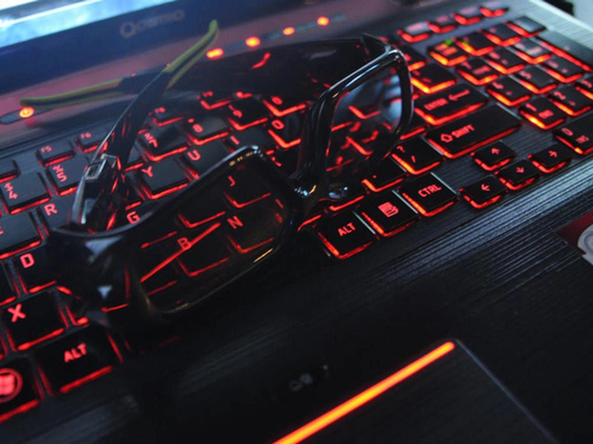 Red hued backlit keyboards give gamers the kind of conducive gaming atmosphere that they need while gaming in the dark.