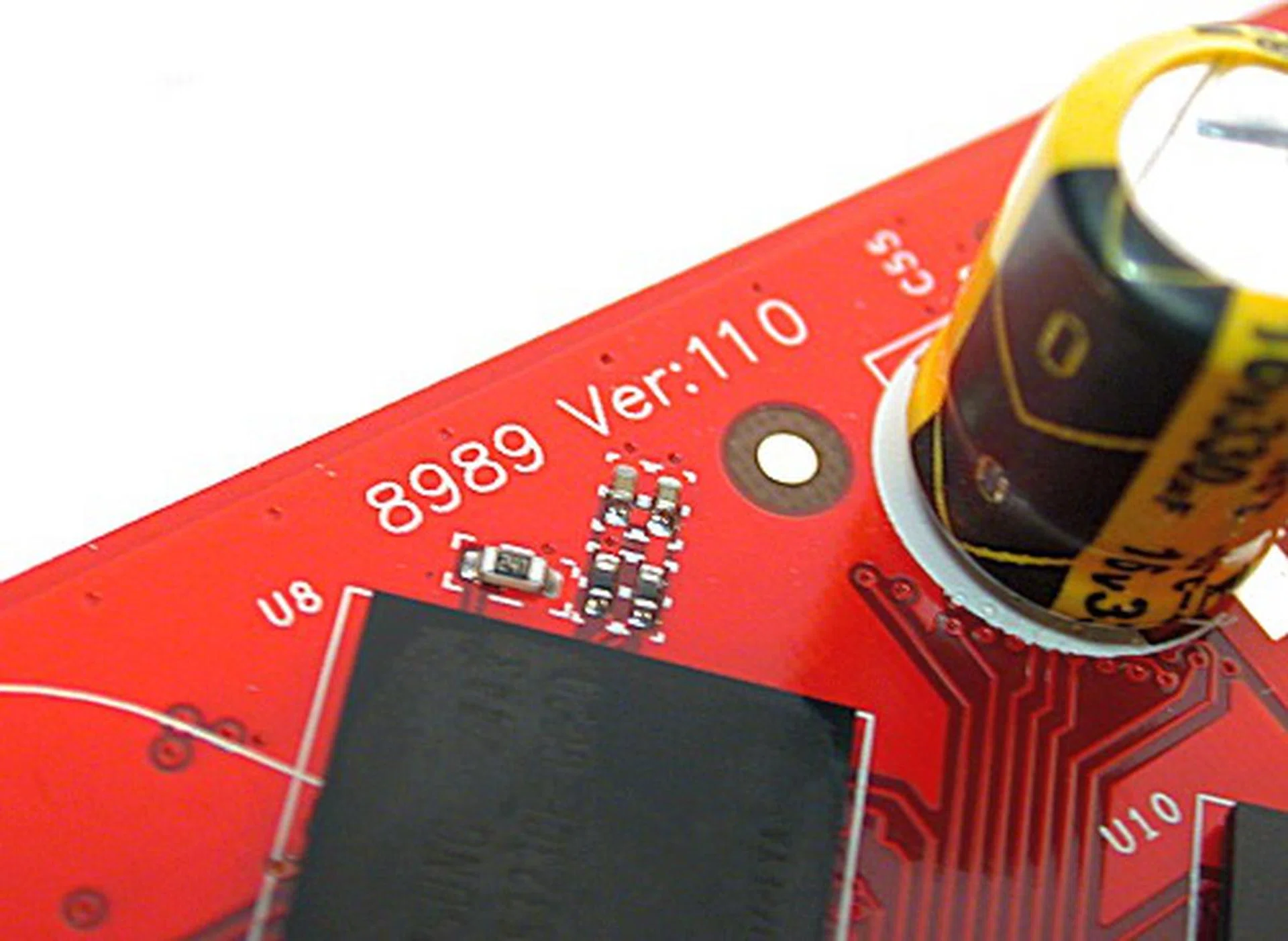 The PCB version on the MSI NX6600-VTD128 Diamond is identical to the NX6600GT-VTD128. So are both cards actually identical? The answer lies in the next photo.