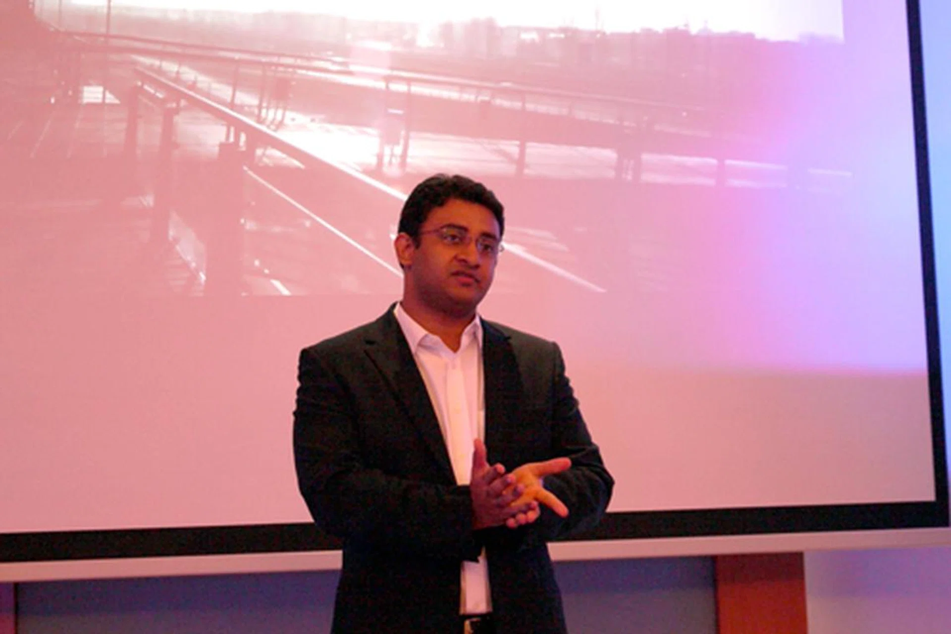 Mr Usman Qureshi started the ball rolling with a brief presentation on the ingenuity of Philips new audio suite. Notably, Philips is positioning itself as a serious player in the AV industry with an aggressive push in the direction of Blu-ray as well as providing an authentic listening experience for the consumer and sonic purists.