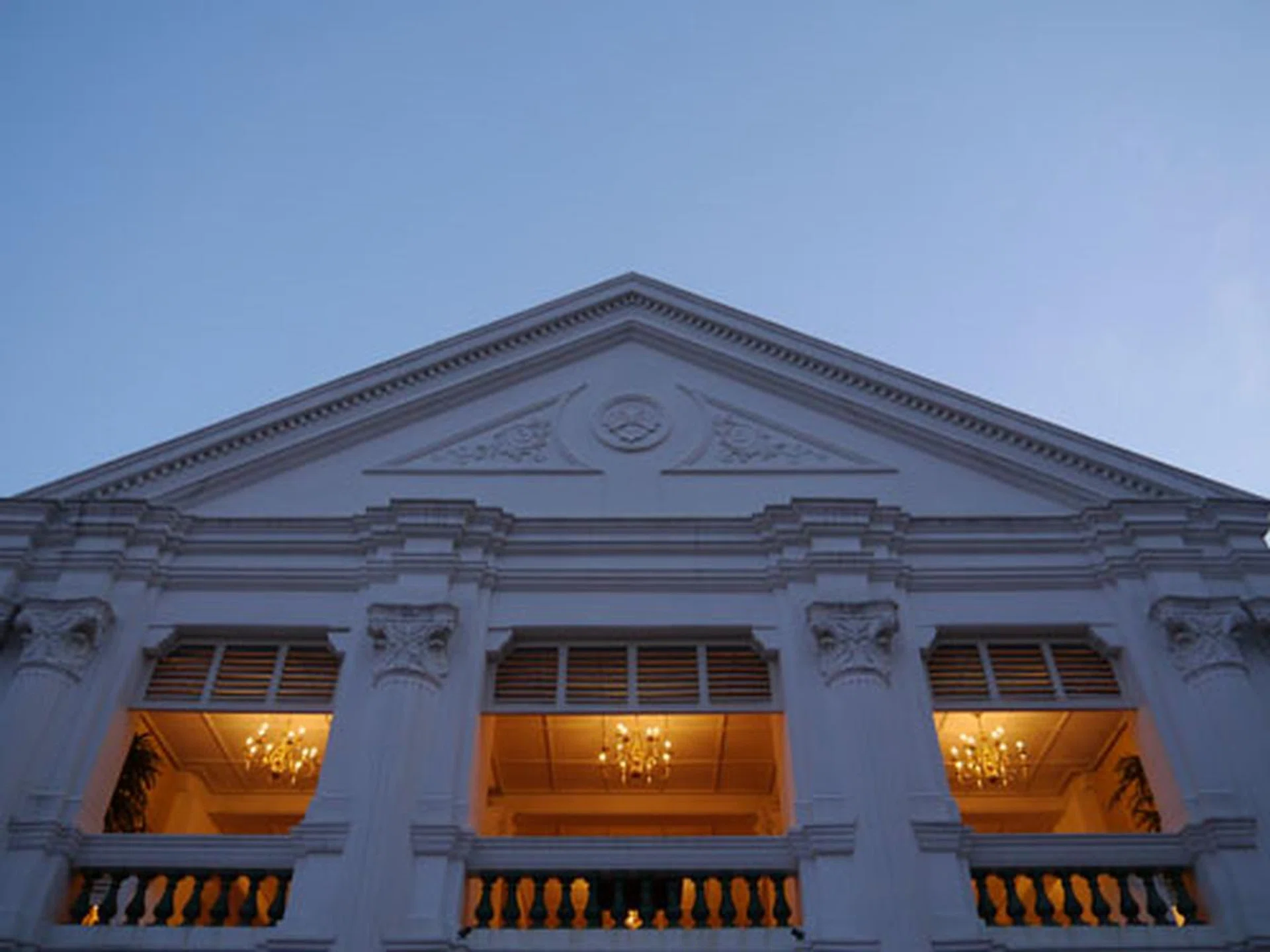 f/3.5 at 28mm (35mm equivalent), 1/60 sec, ISO400.