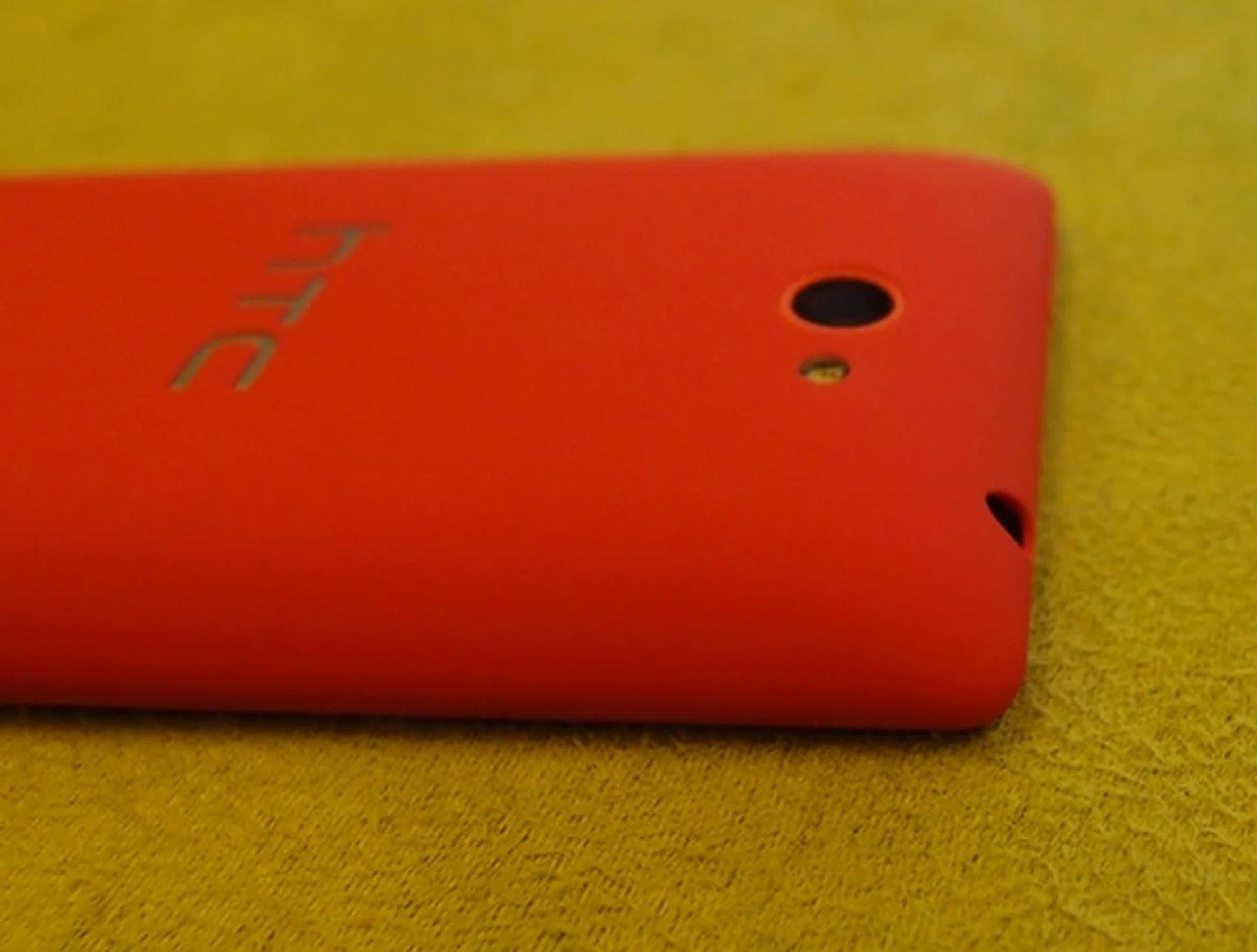 In the photography side of things, the Windows Phone 8S by HTC seems less impressive than its 8X counterpart. Unsurprising of course, since it is the more affordable of the two. The 8S comes with a 5-megapixel camera with f/2.8 lens and no HTC ImageChip. 