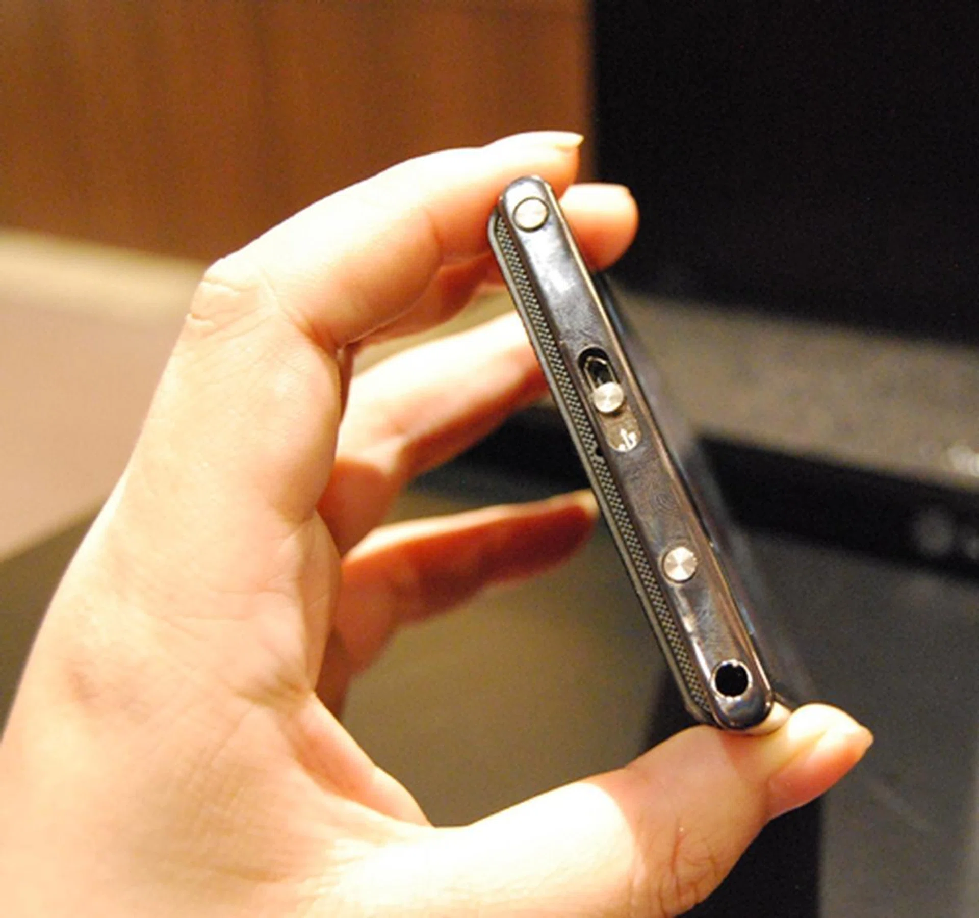 We must say, the metal buttons and USB port on the top are nicely done and stylish to boost. While almost every control is found here, they look inconspicuous and follow well with the overall design philosophy. However, improvements can be made - the hatch covering the USB port is too stiff for our liking; power and camera buttons (next to the 3.5mm audio port) are indistinguishable. The choice to put the latter here is more than likely a design decision, but frankly, we think it's not that practical.