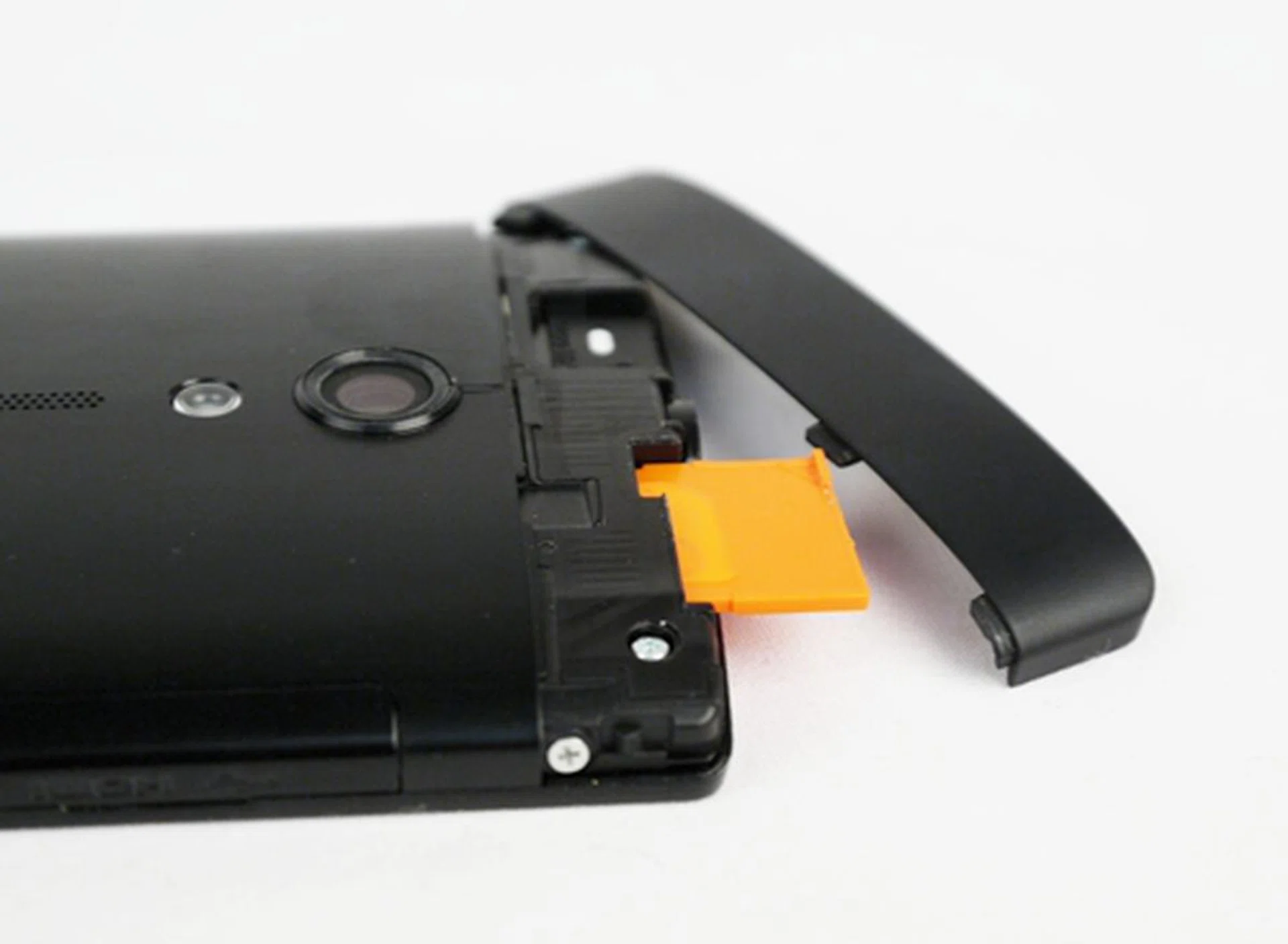 There's no indication as to where the SIM and memory card slots were hidden. To add on, removing and putting back the microSIM card tray is pretty much a tricky affair. Once the tray is fitted in the wrong way, it is extremely hard to remove it and rectify your mistake - bottom line, do exercise some caution when fitting in your microSIM card.