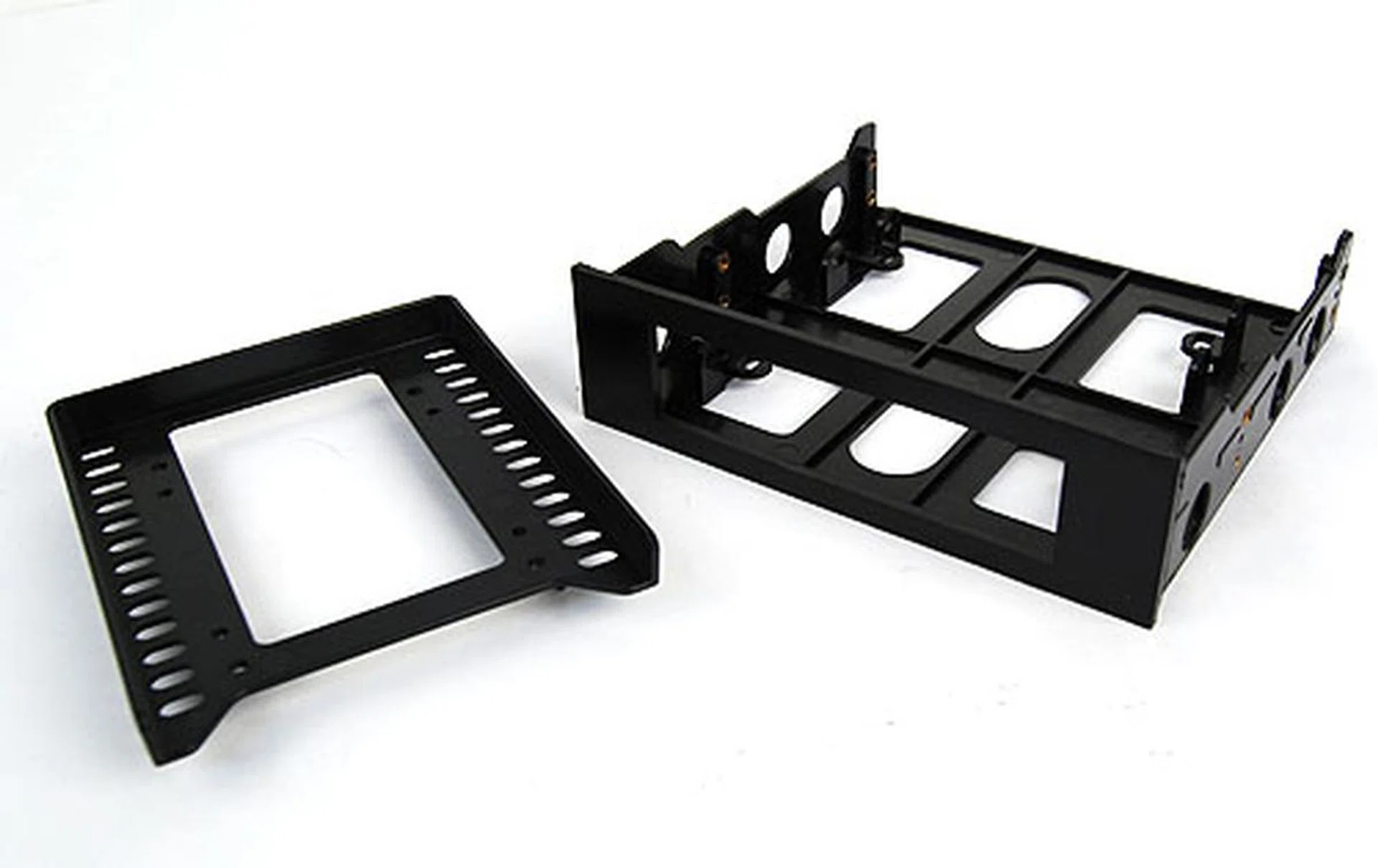 Cooler Master has also provided adapters to accommodate floppy disk drives and smaller 2.5-inch solid-state drives.