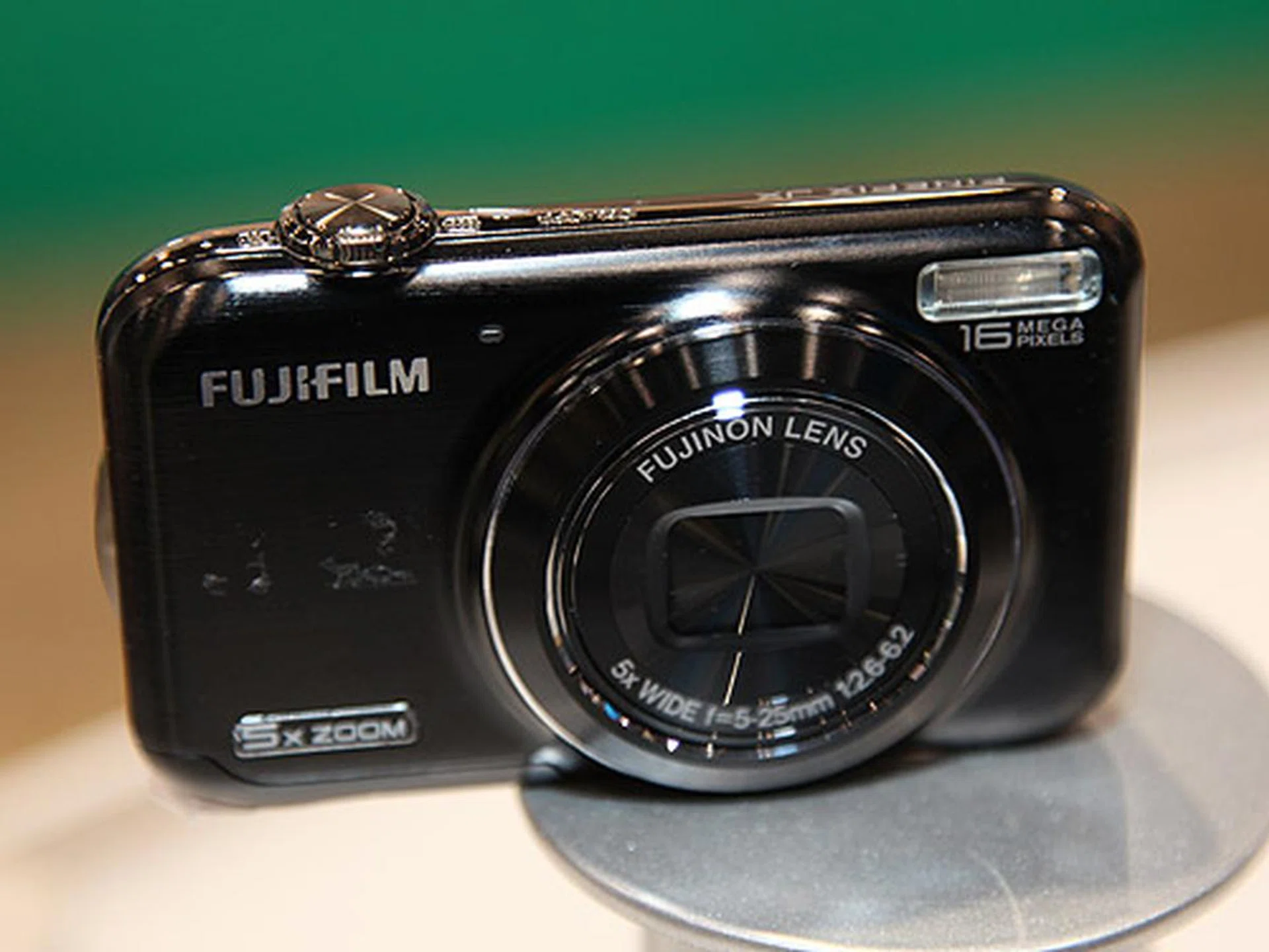 The FinePix JX350 is the most advance of the new 'J' series which was launched during CES. It comes with a 16 Megapixel sensor and 5x Fujinon optical zoom lens.