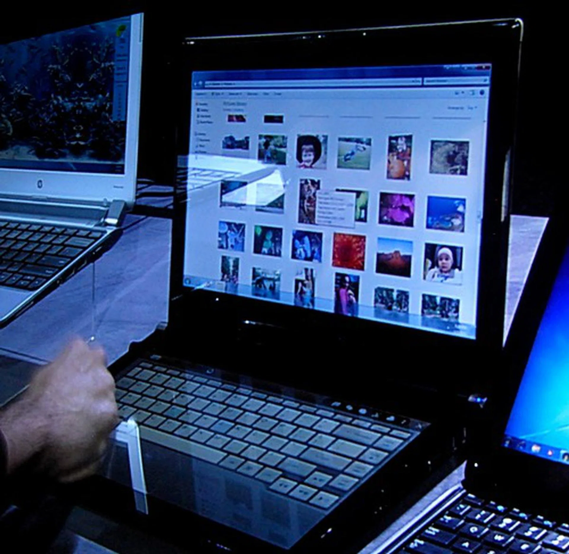 Note the dynamic usage of the dual touch screens as the full sized virtual QWERTY keyboard was called upon on the bottom screen almost seamlessly for serious typing.
