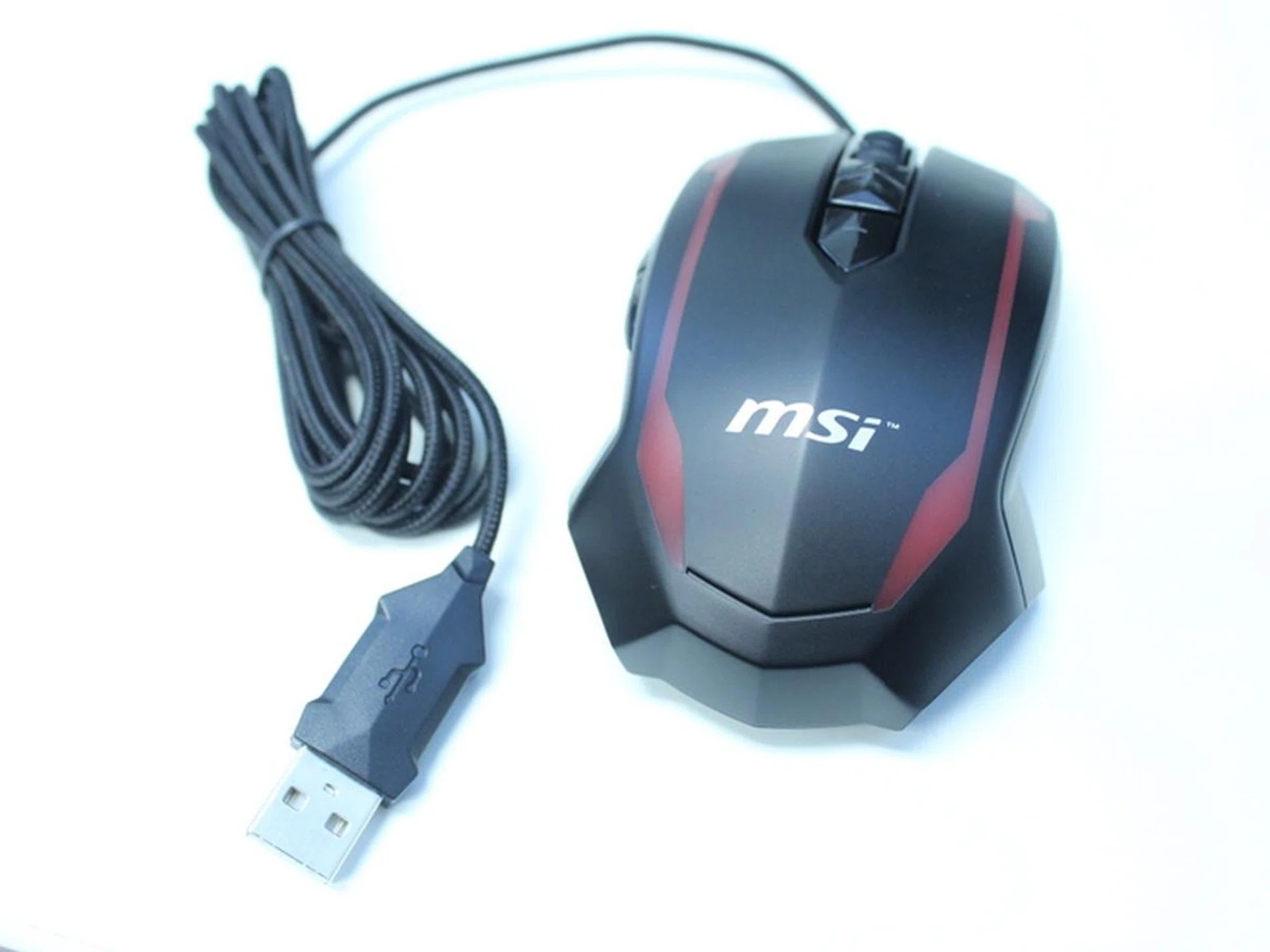 You get a basic MSI ambidextrous gaming mouse in the GS60 box.