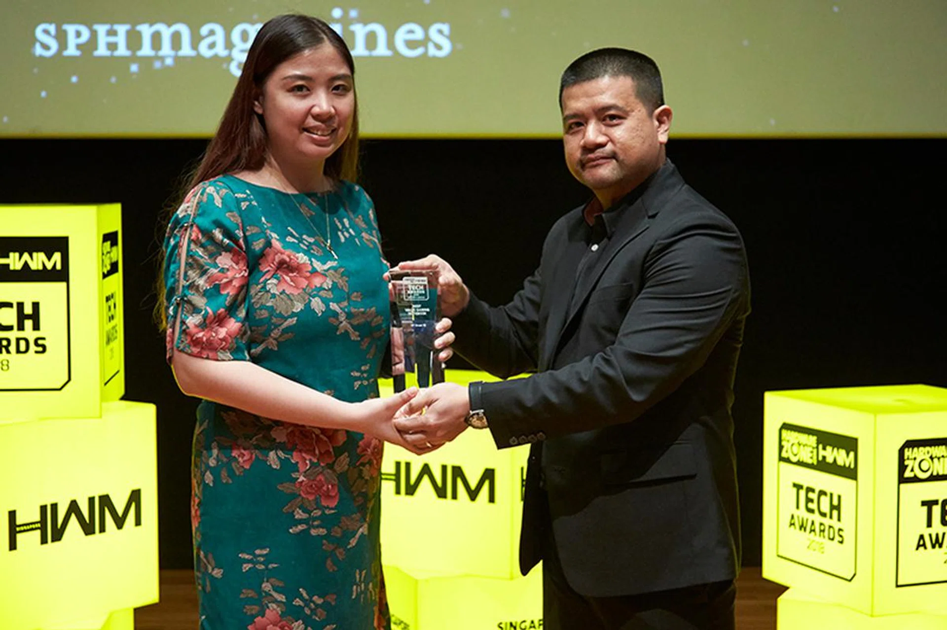 The Editor's Choice for Best Value Gaming Notebook goes to the HP Omen 15. Accepting the award here is Ms.Sheryl Chan, Marketing Manager at HP.
