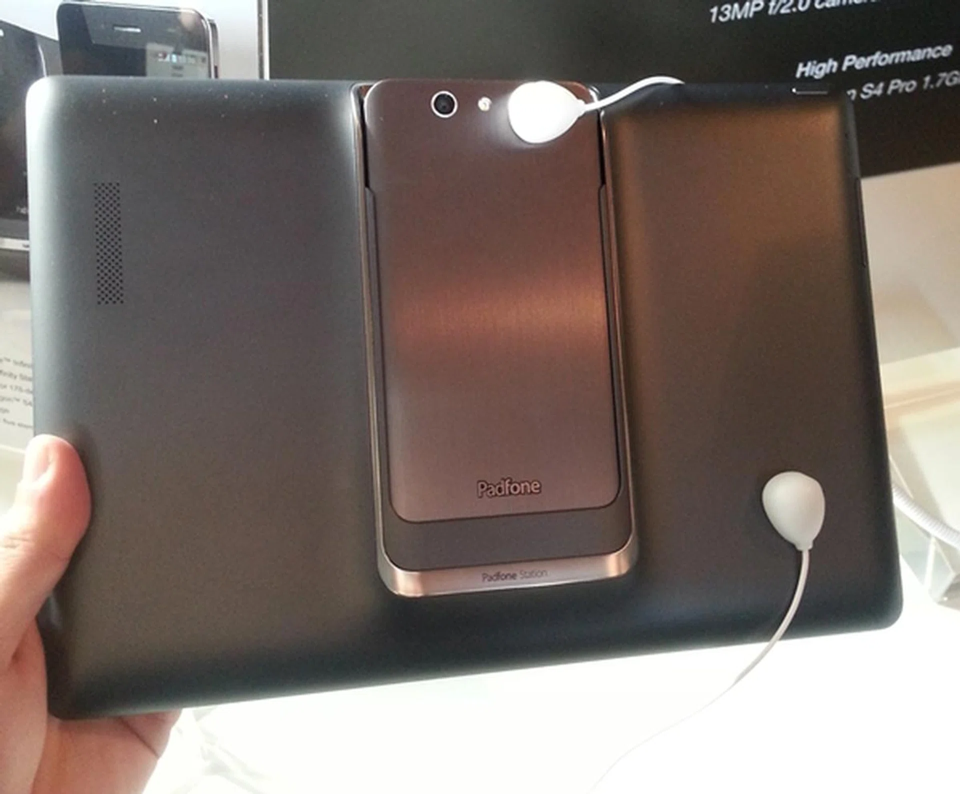 During our hands-on with the ASUS PadFone Infinity and PadFone Station, we found the sliding mechanism to be smooth.