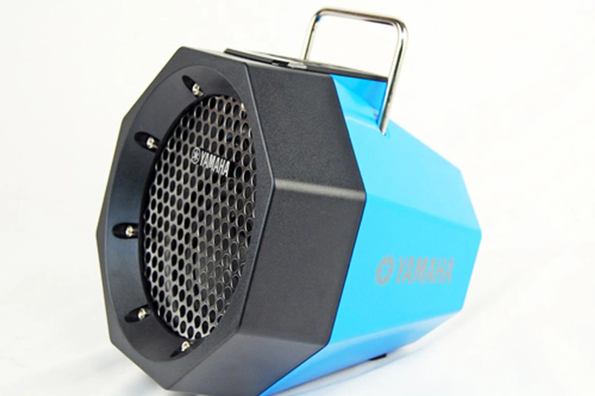 The Yamaha PDX-B11 definitely has an interesting design concept and looks more like a studio light than a speaker - from a certain point of view.