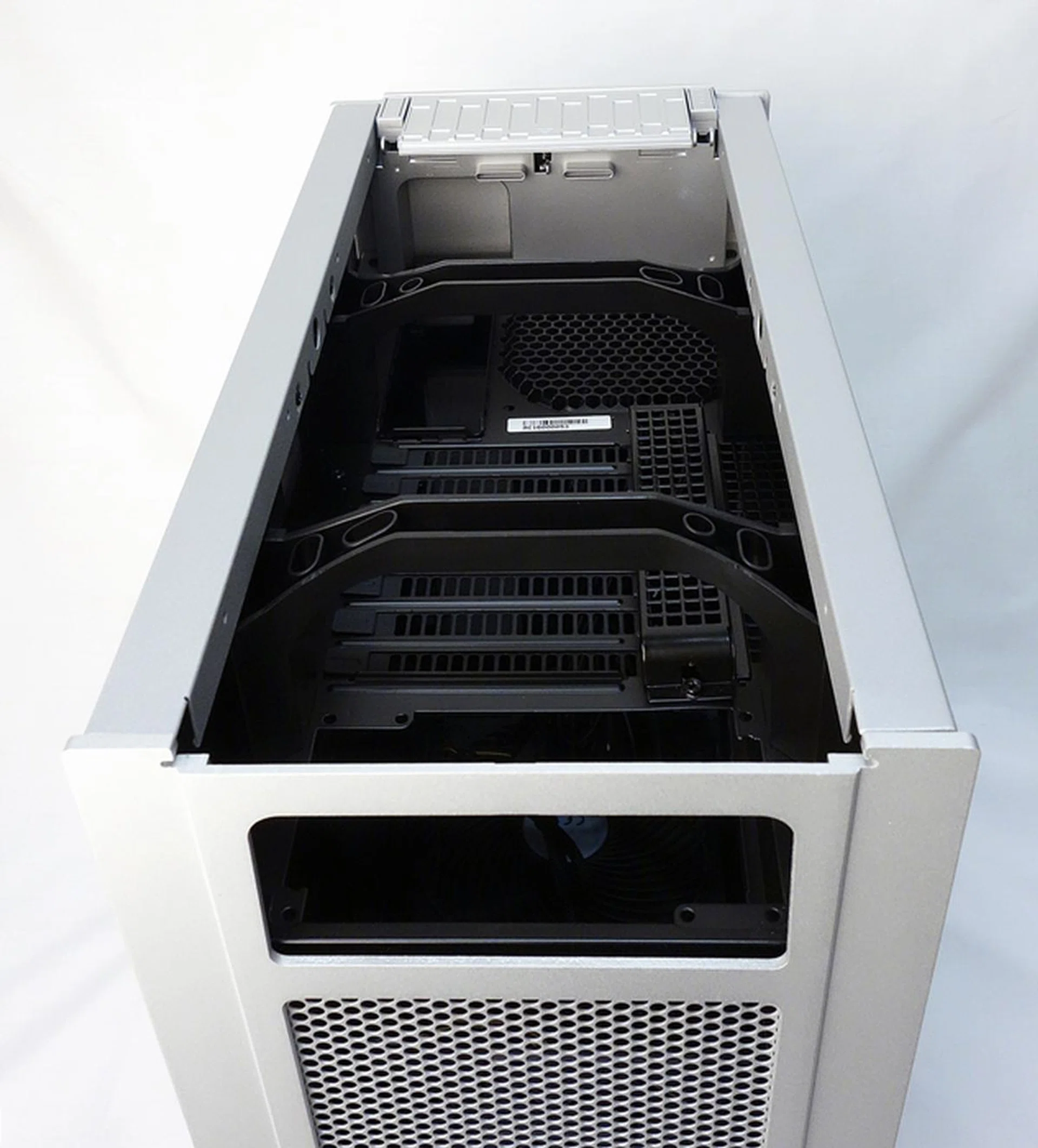 In order to have a clearer look at the chassis, we first removed the top plastic panel that slides off from the rear. The exposed recess provides access to the ports of expansion cards, as well as the PSU.