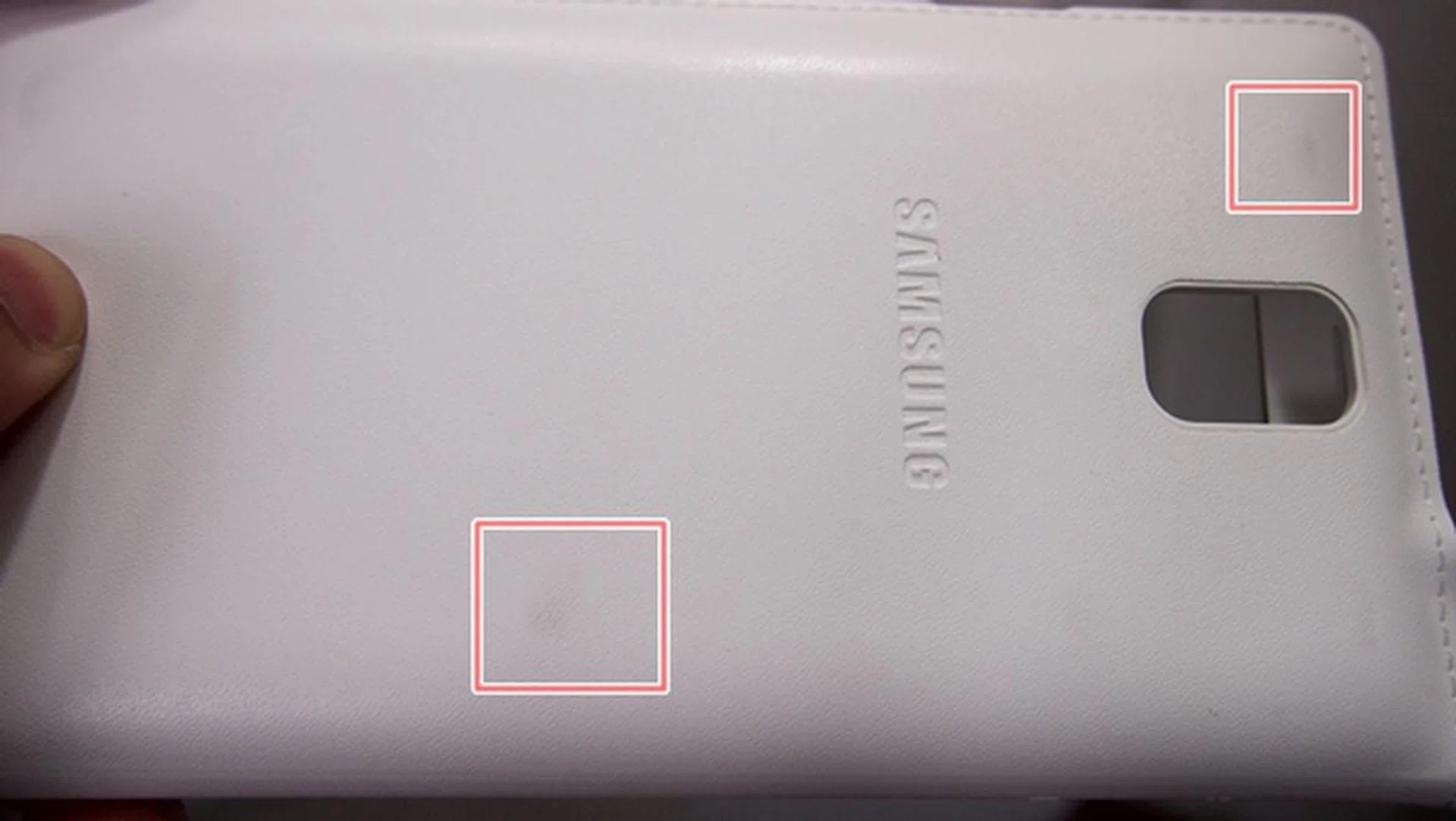 After a few minutes of handling the S View cover, we found dirt marks on its rear. We foresee the white cover getting dirtied easily, especially when you have to whip it out from your bag, purse or jeans' pocket.