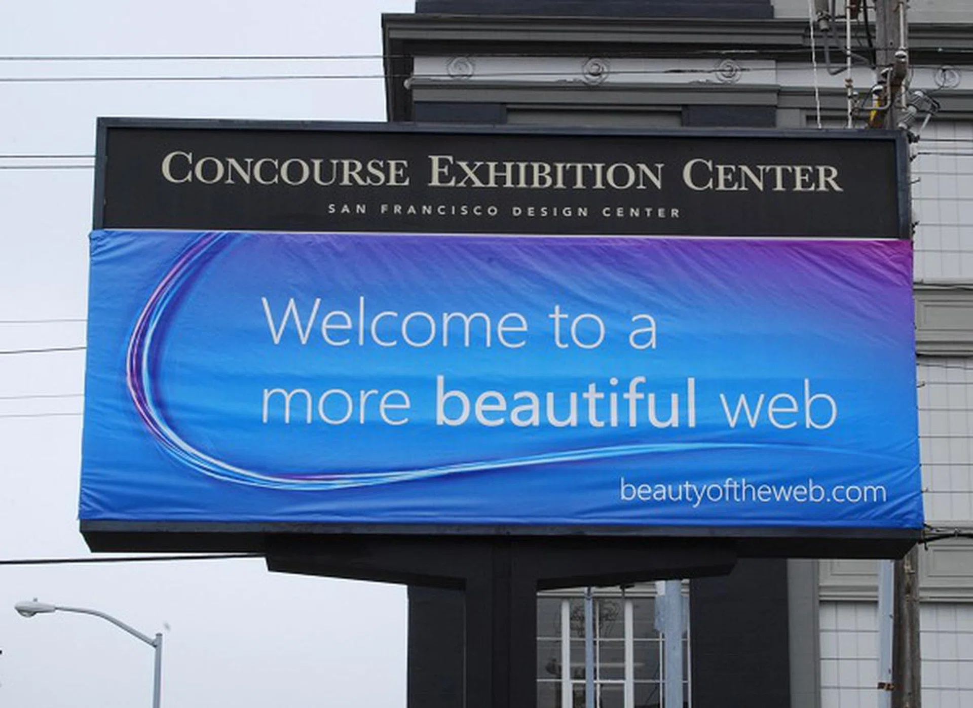 With Internet Explorer 9 enabling a lot more performance and adhering to popular standards like CSS3, HTML5 and more to bring about the next wave of web experience, it's no wonder the theme selected was Beauty of the Web.