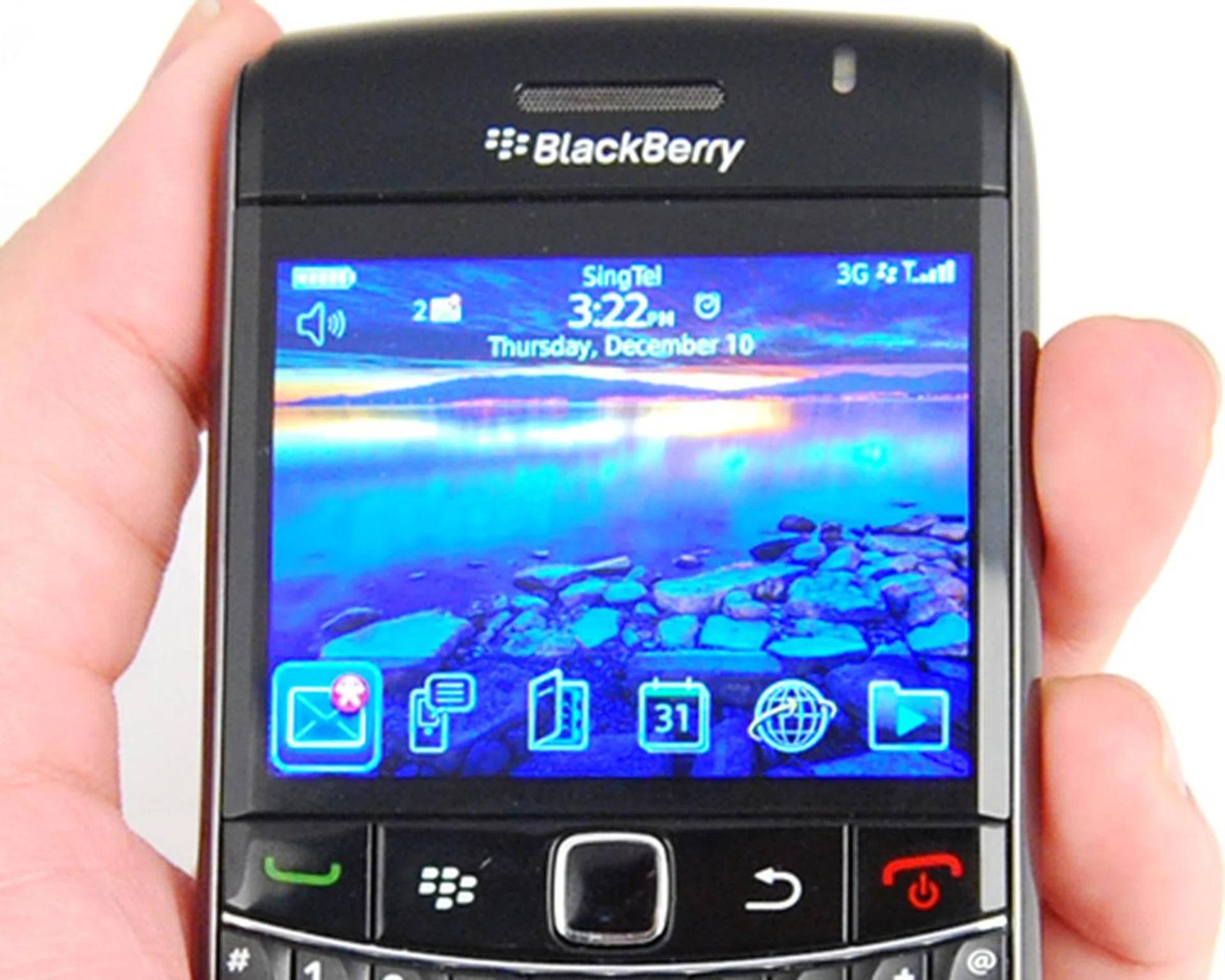 Screen resolution has been bumped up to 480 x 360 pixels, but we also see a screen size reduction to 2.44-inches.