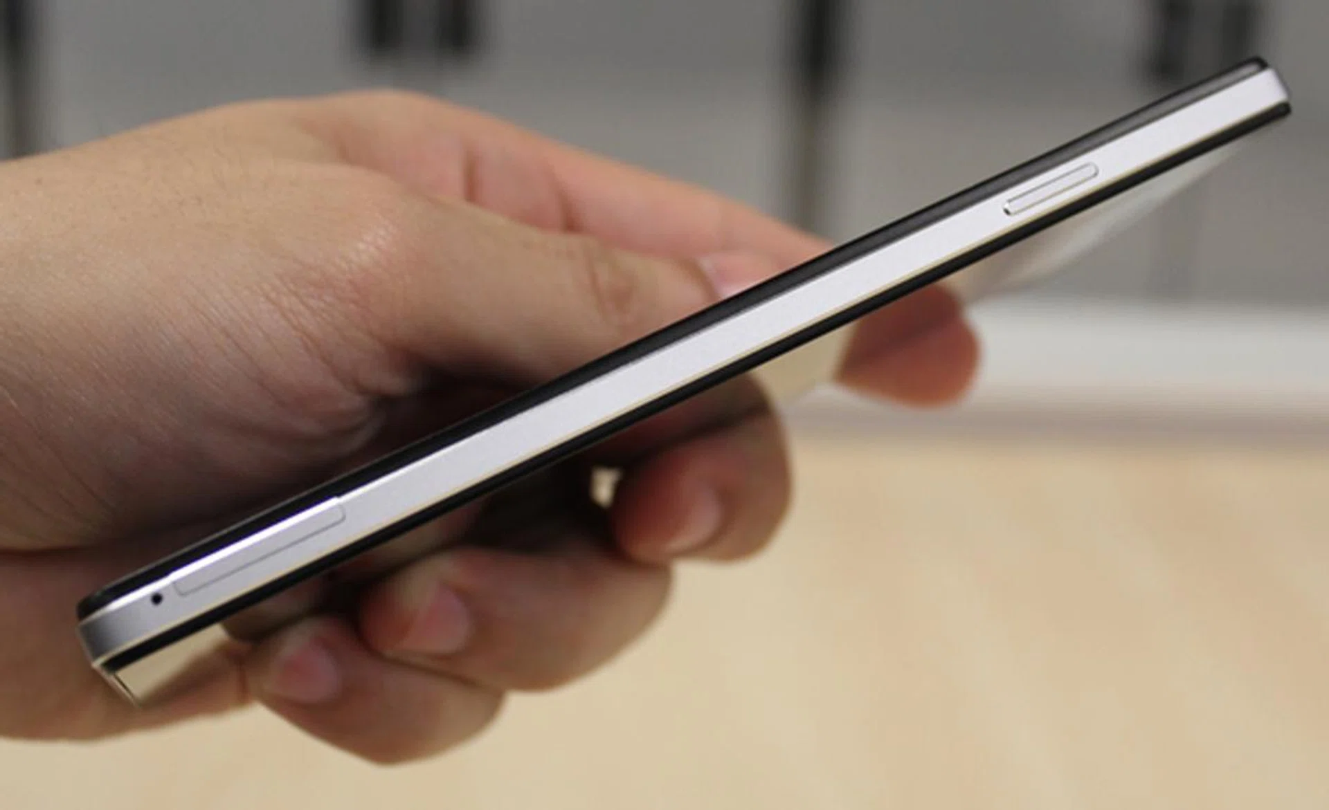 The power button is placed on the left side of the Oppo R1, which strays from the usual practice of putting it on the right.