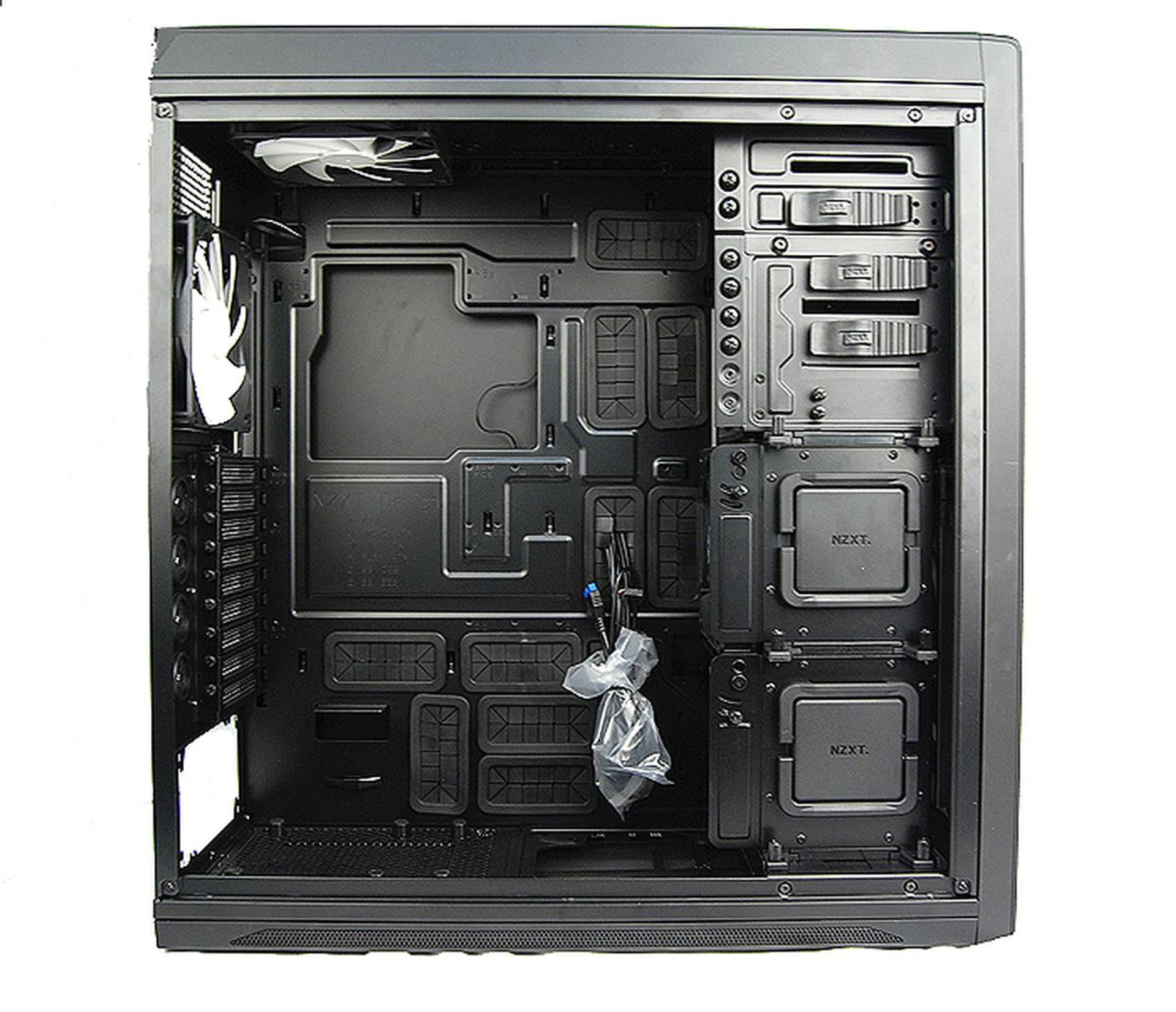 The internals of the Switch 810 is simply humongous. There's really no other word to describe it.