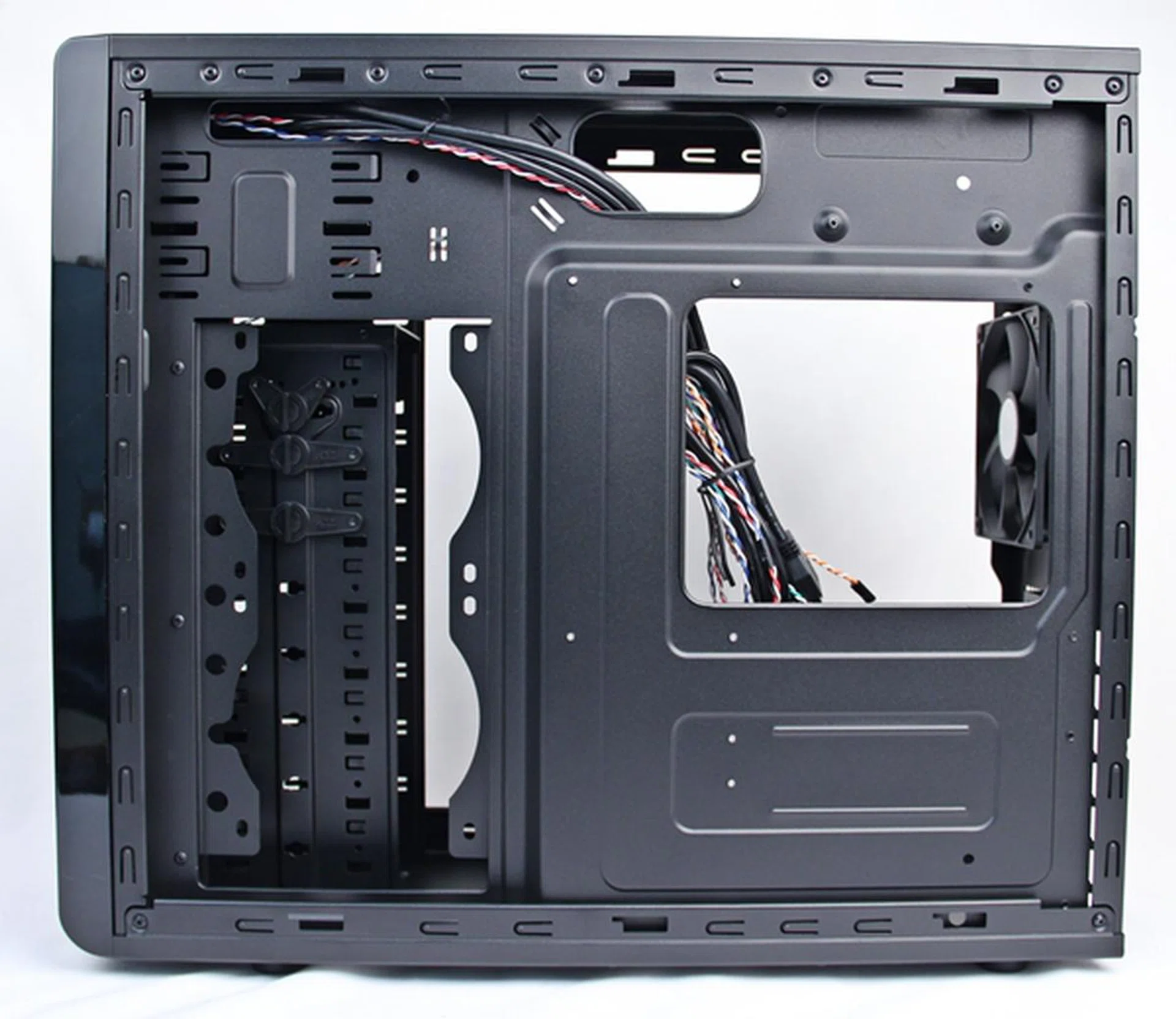We can see the two mounting options on the side for a pair of 120mm cooling fans - ideal to cool your hard drives. Beyond them, we can see the vertical structure that holds all the drive bays in place.